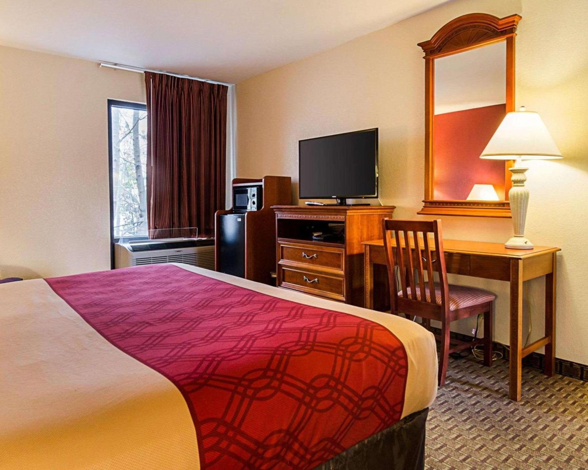 Econo Lodge Richmond North photo 13