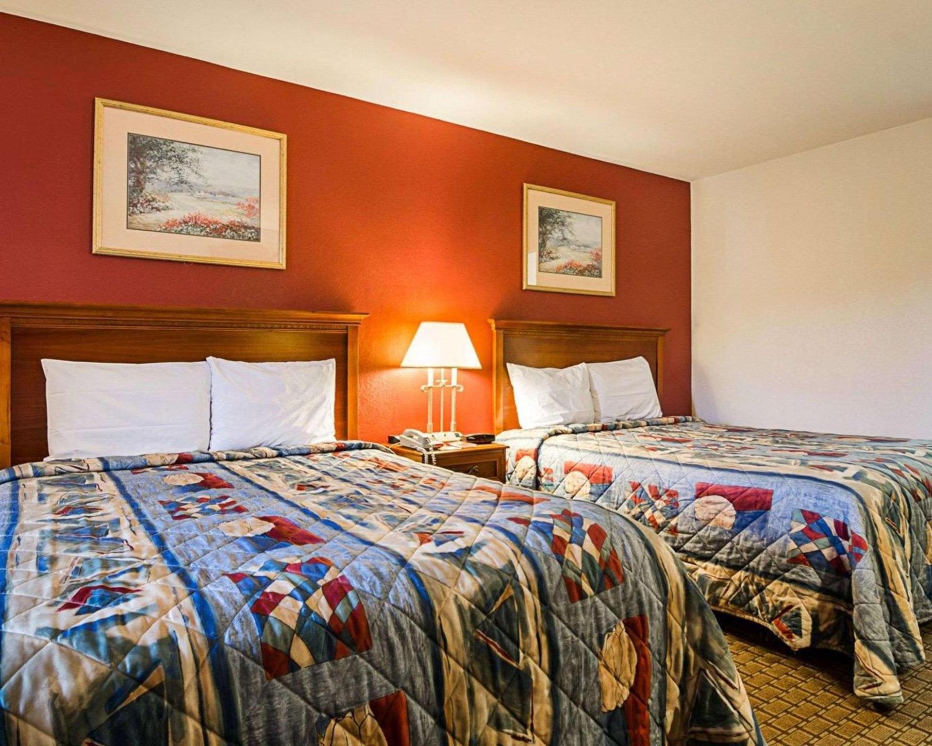 Econo Lodge Richmond North photo 15