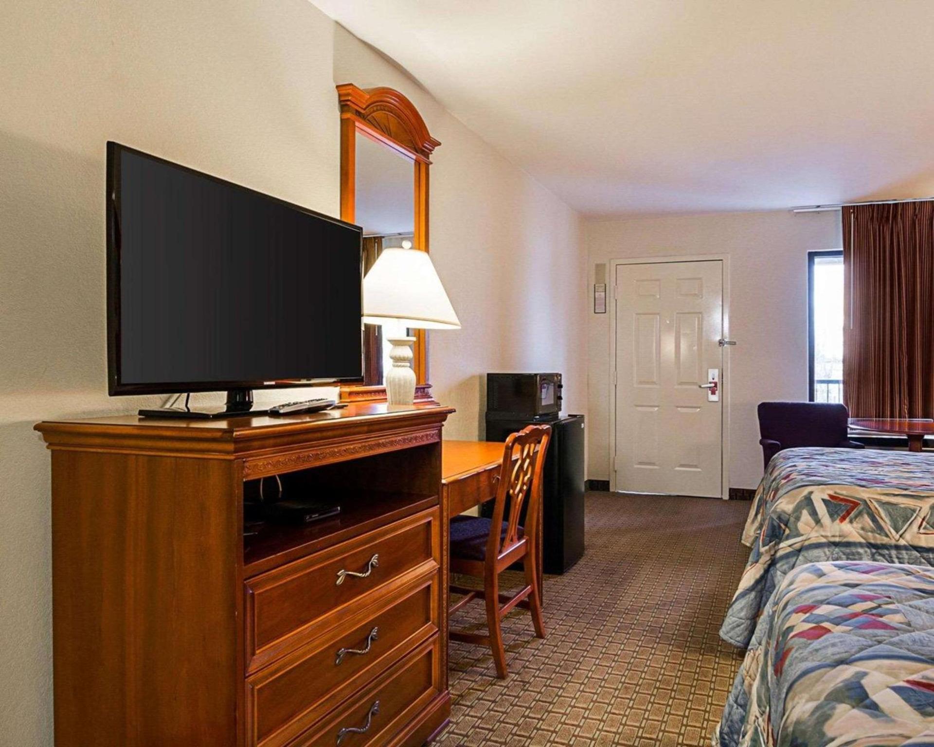 Econo Lodge Richmond North photo 18