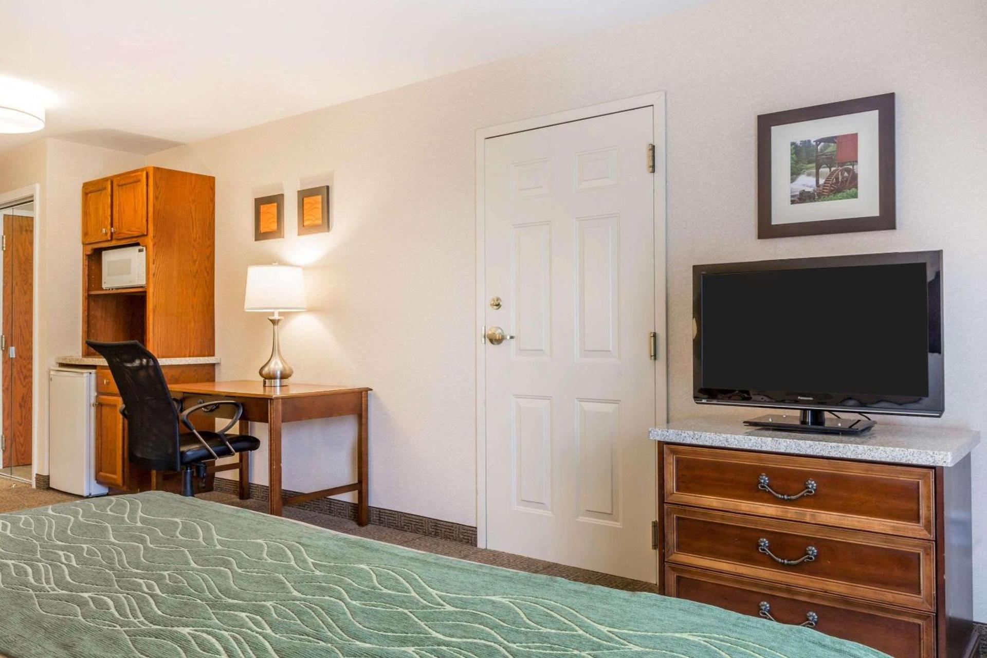 Comfort Inn & Suites South Burlington near University photo 22