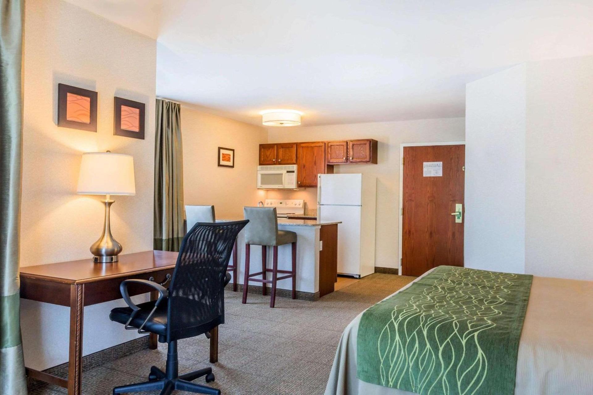 Comfort Inn & Suites South Burlington near University photo 19