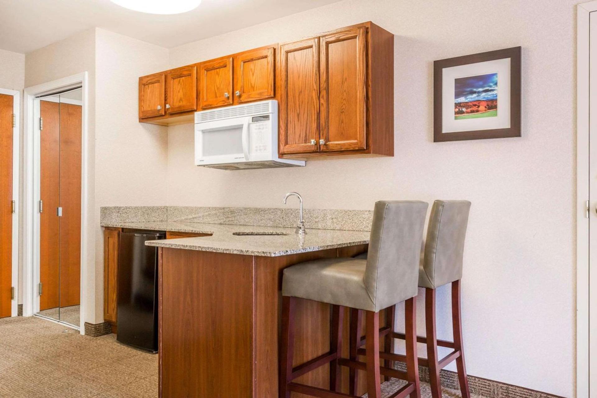 Comfort Inn & Suites South Burlington near University photo 18