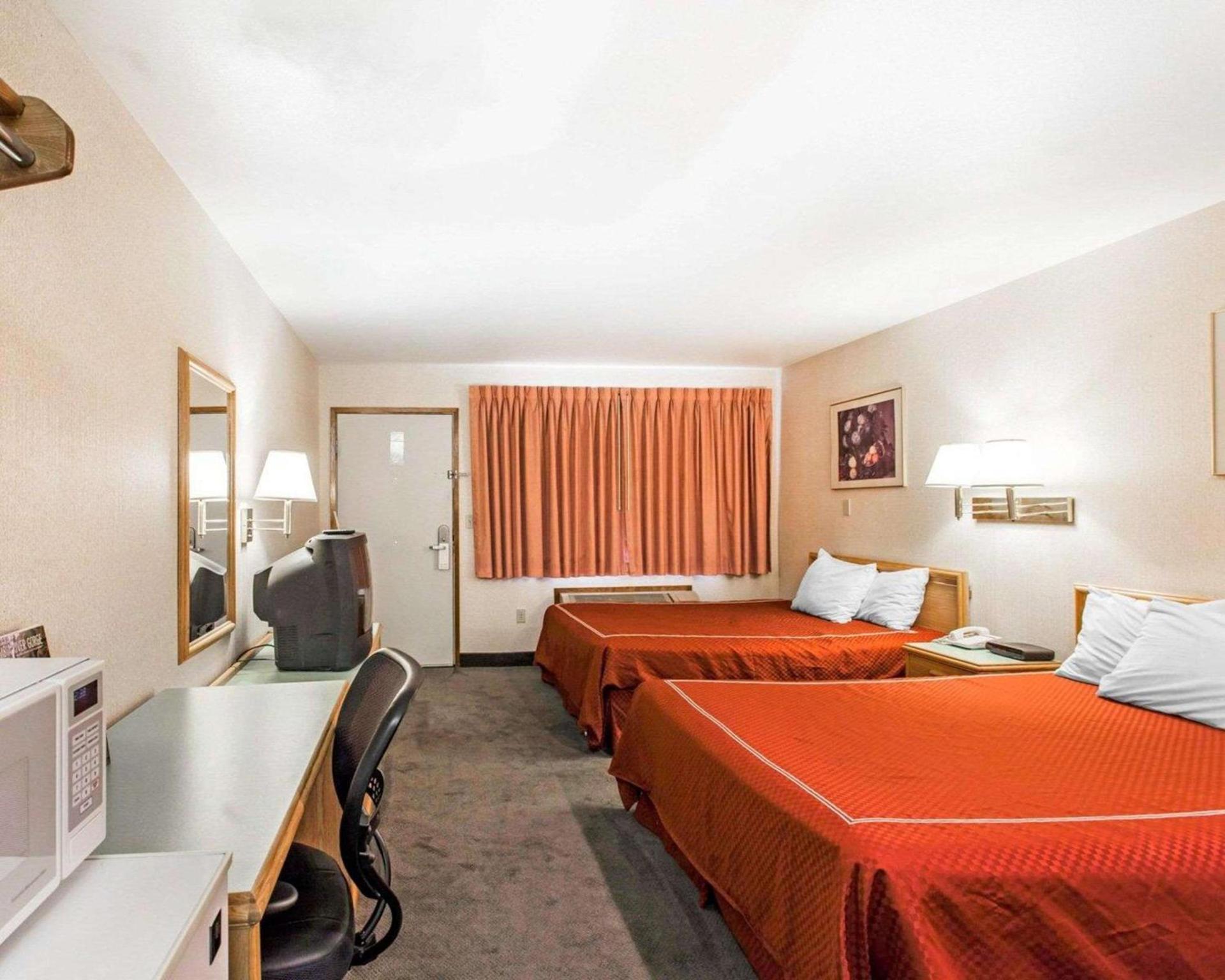 Rodeway Inn photo 2