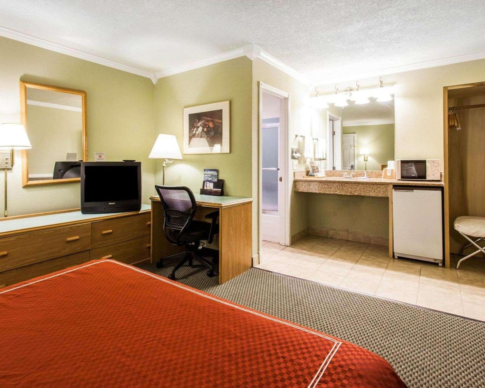 Rodeway Inn photo 5