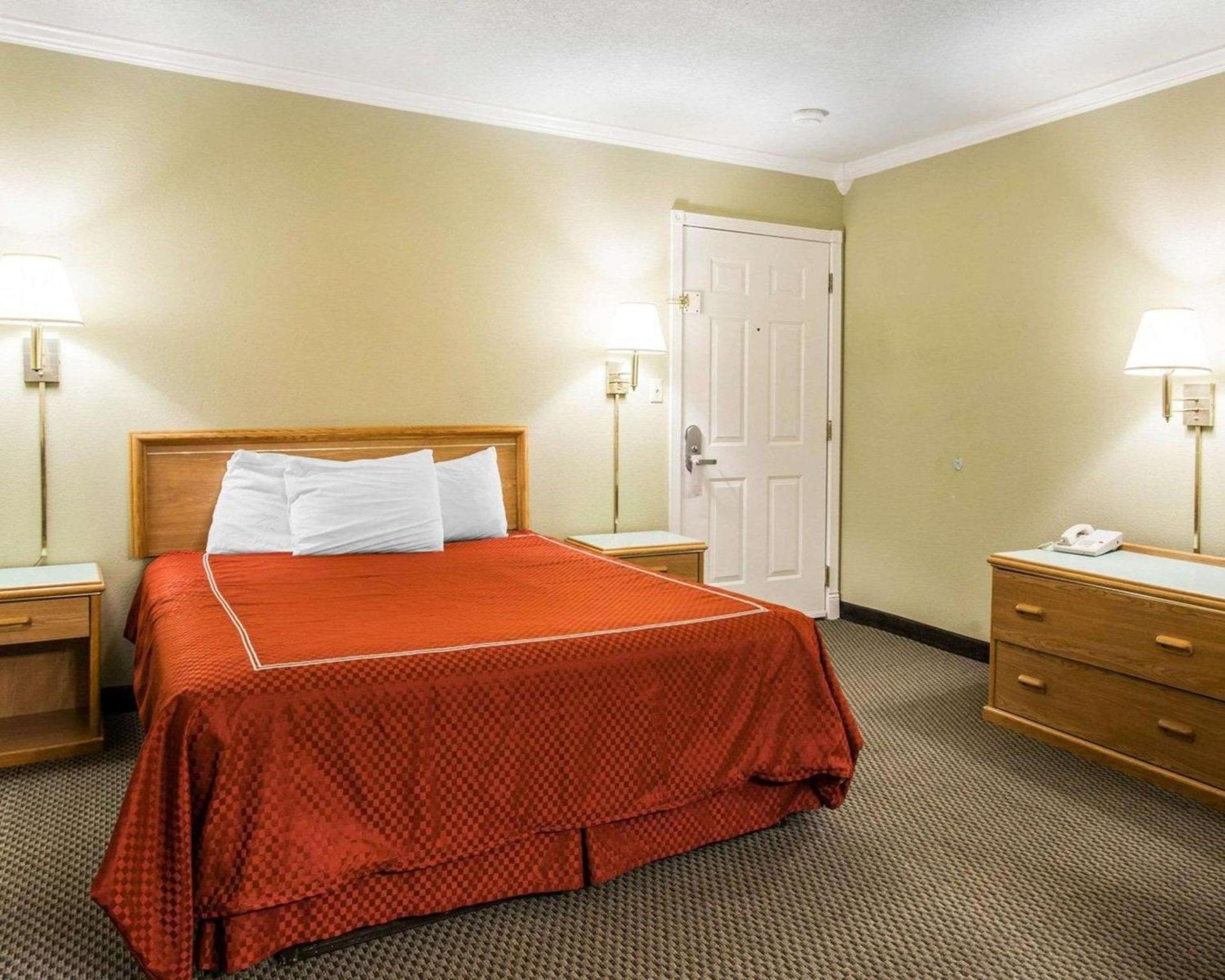 Rodeway Inn photo 6