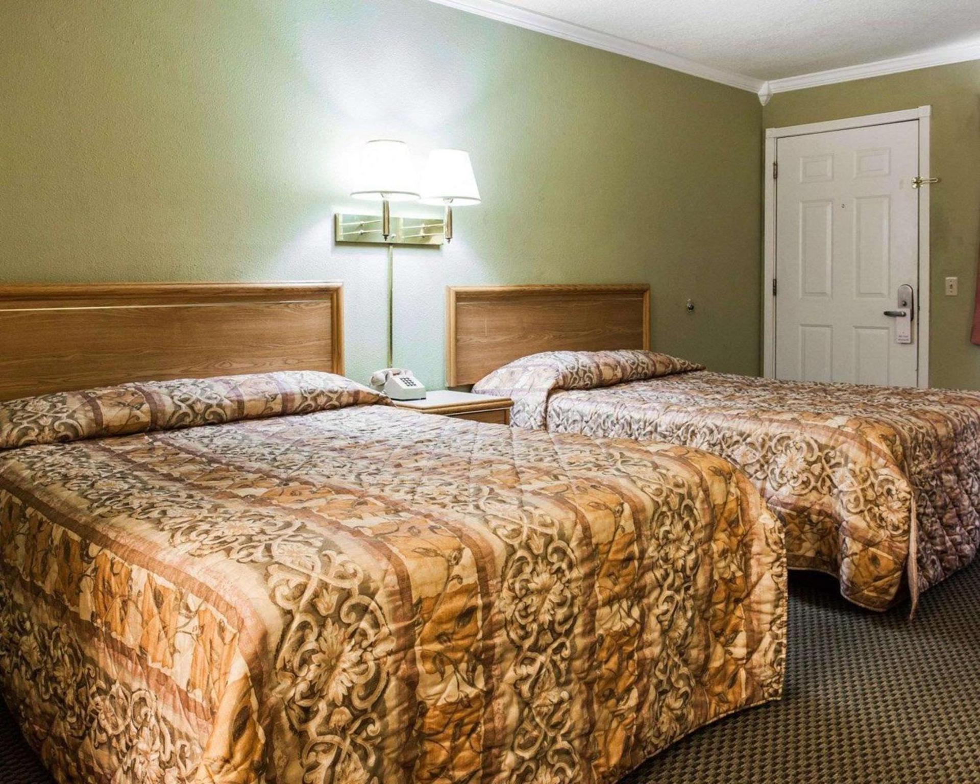 Rodeway Inn photo 11
