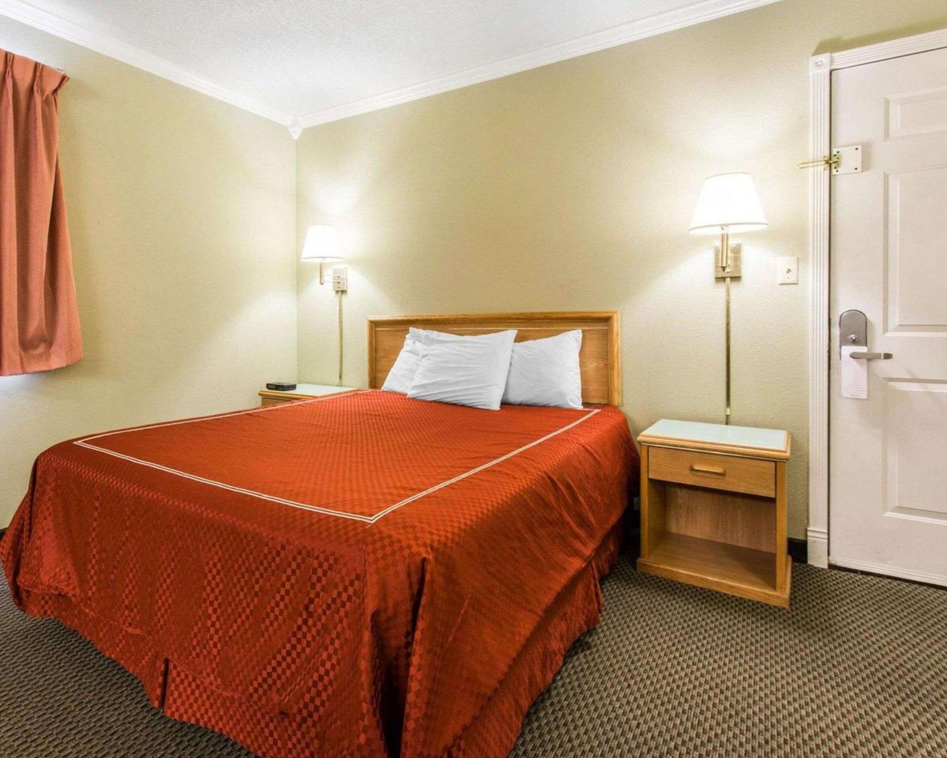 Rodeway Inn photo 13
