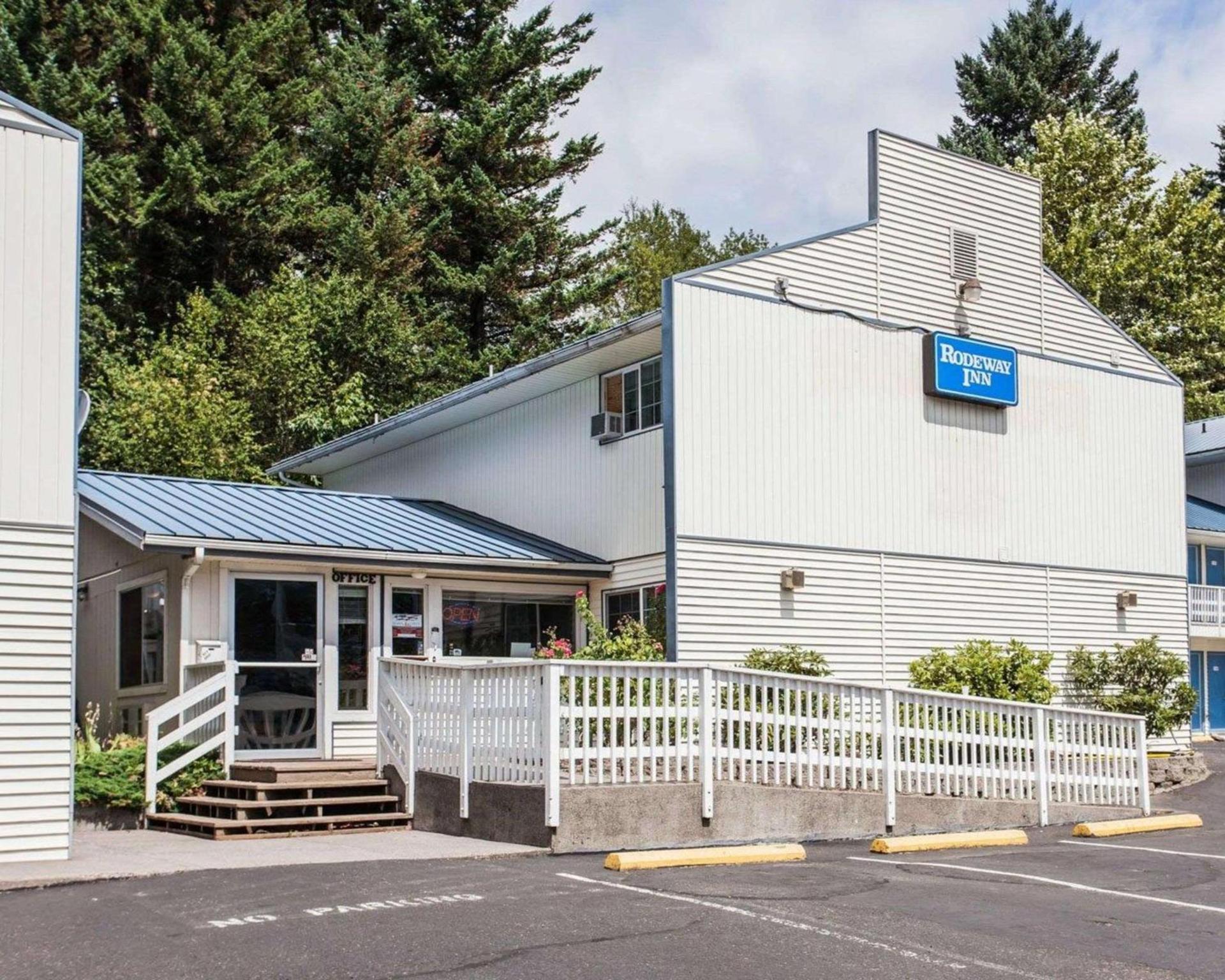 Rodeway Inn photo 1