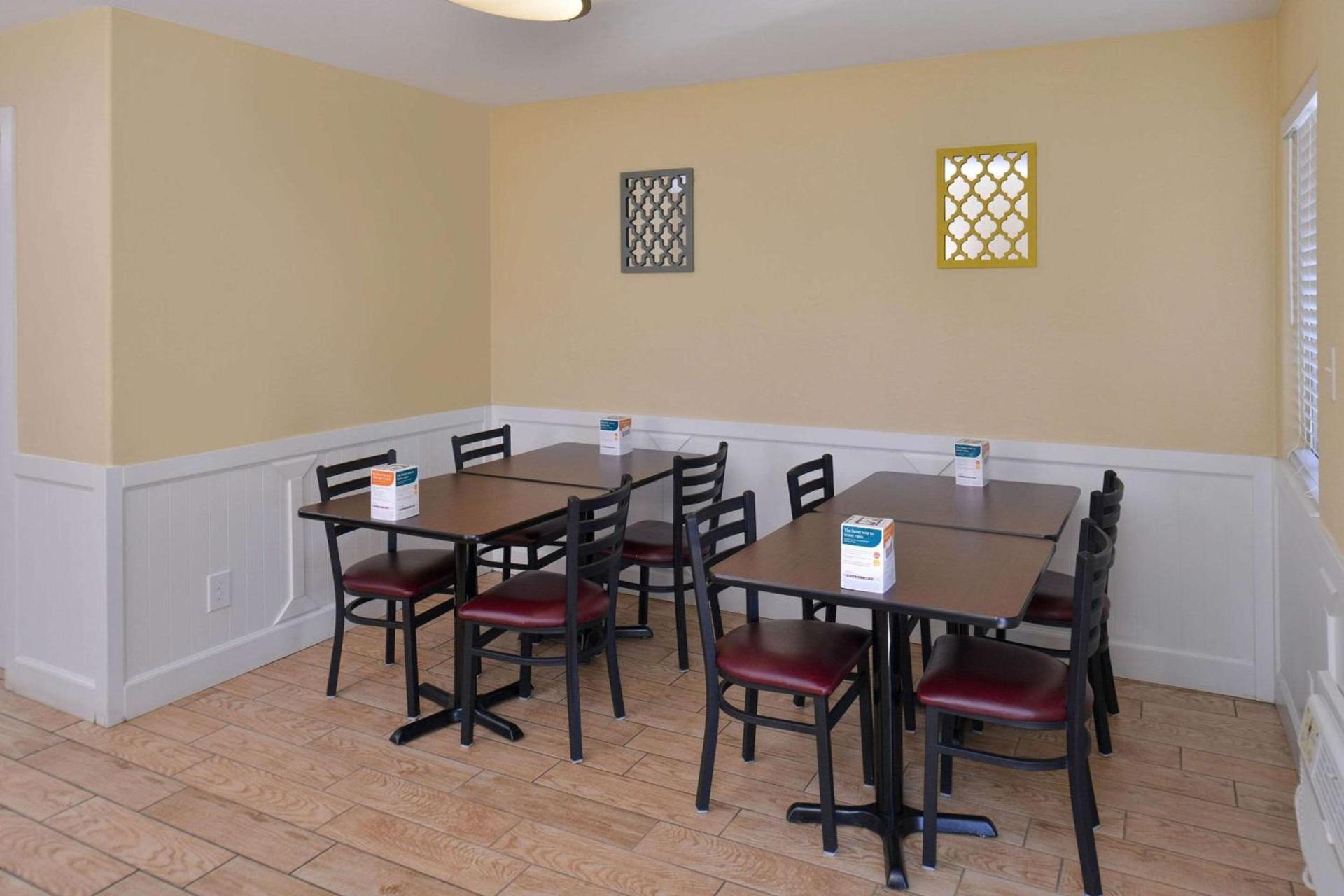 Econo Lodge Kennewick Tri-Cities photo 11