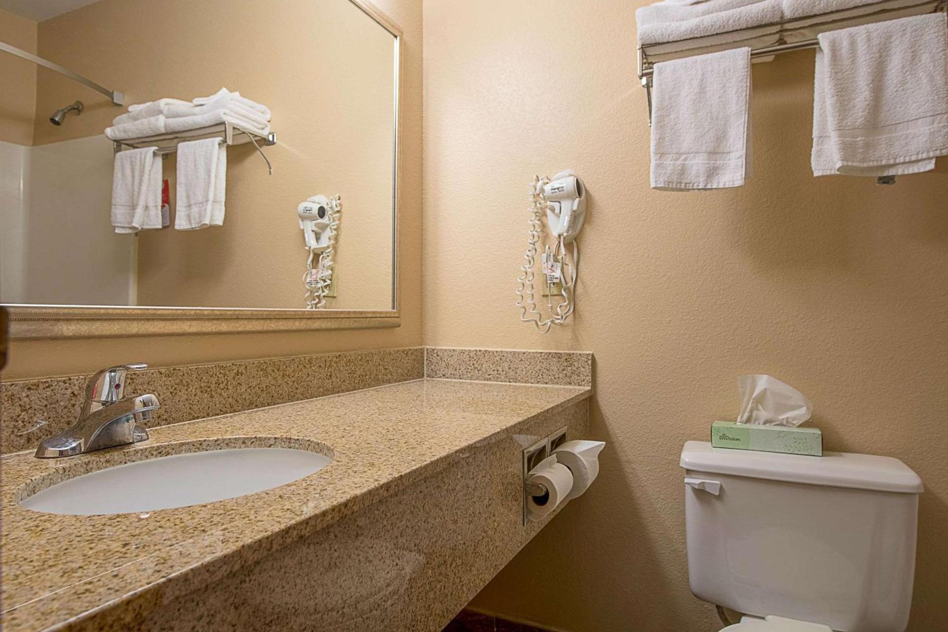 Econo Lodge Buckley Bonney Lake photo 32