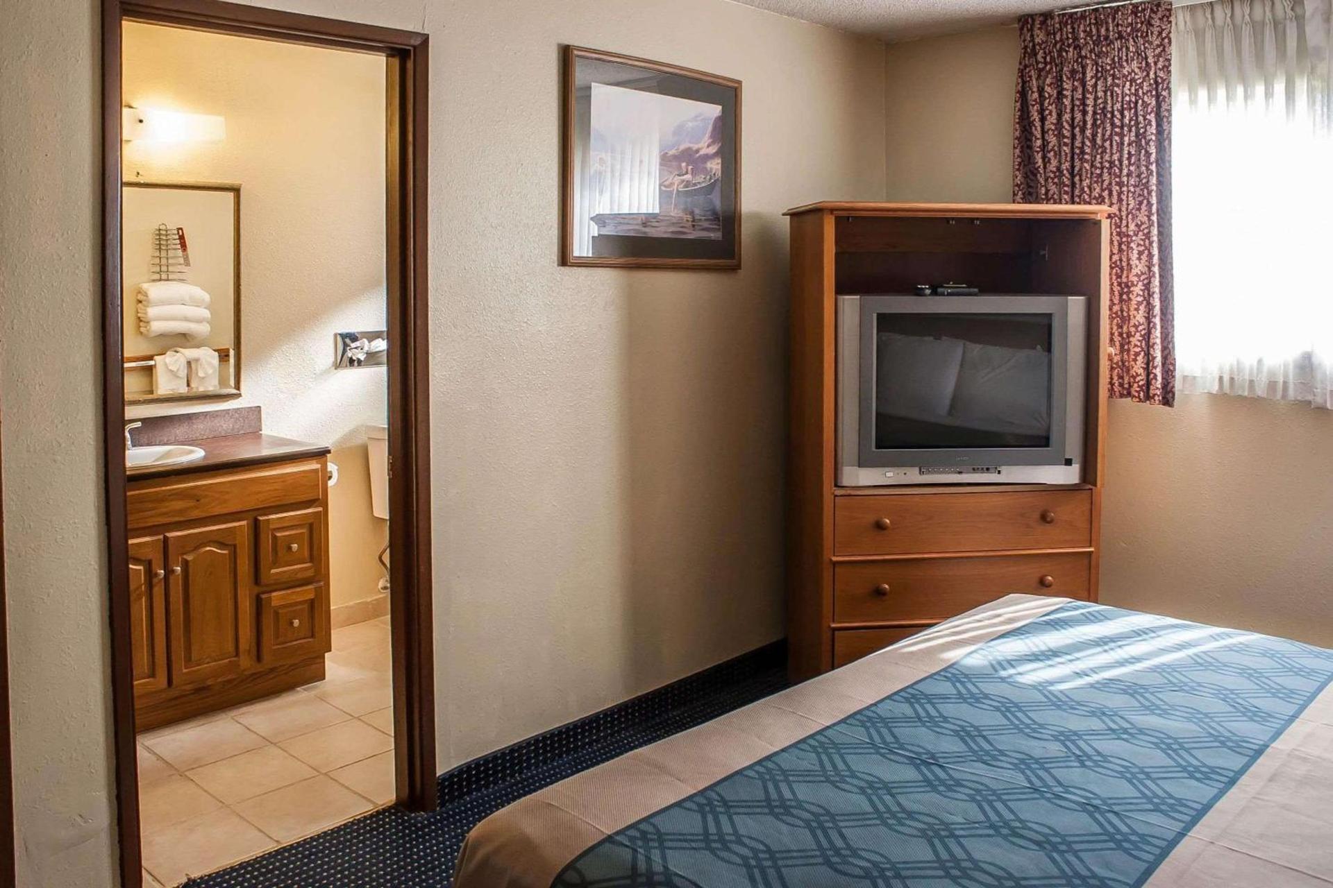 Econo Lodge Inn & Suites photo 39