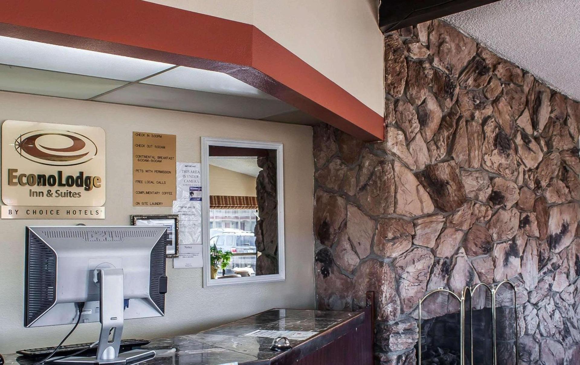Econo Lodge Inn & Suites photo 38