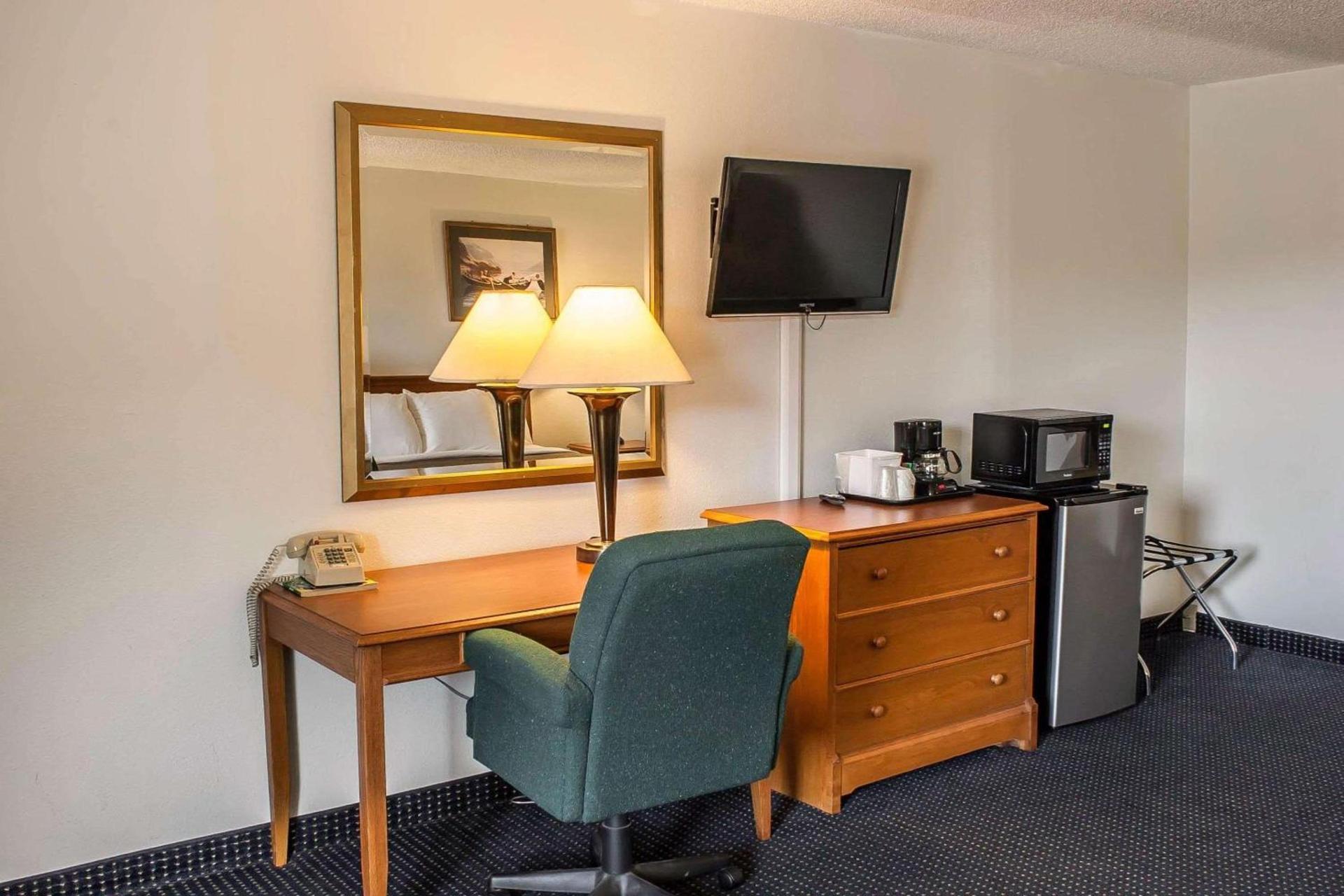 Econo Lodge Inn & Suites photo 40