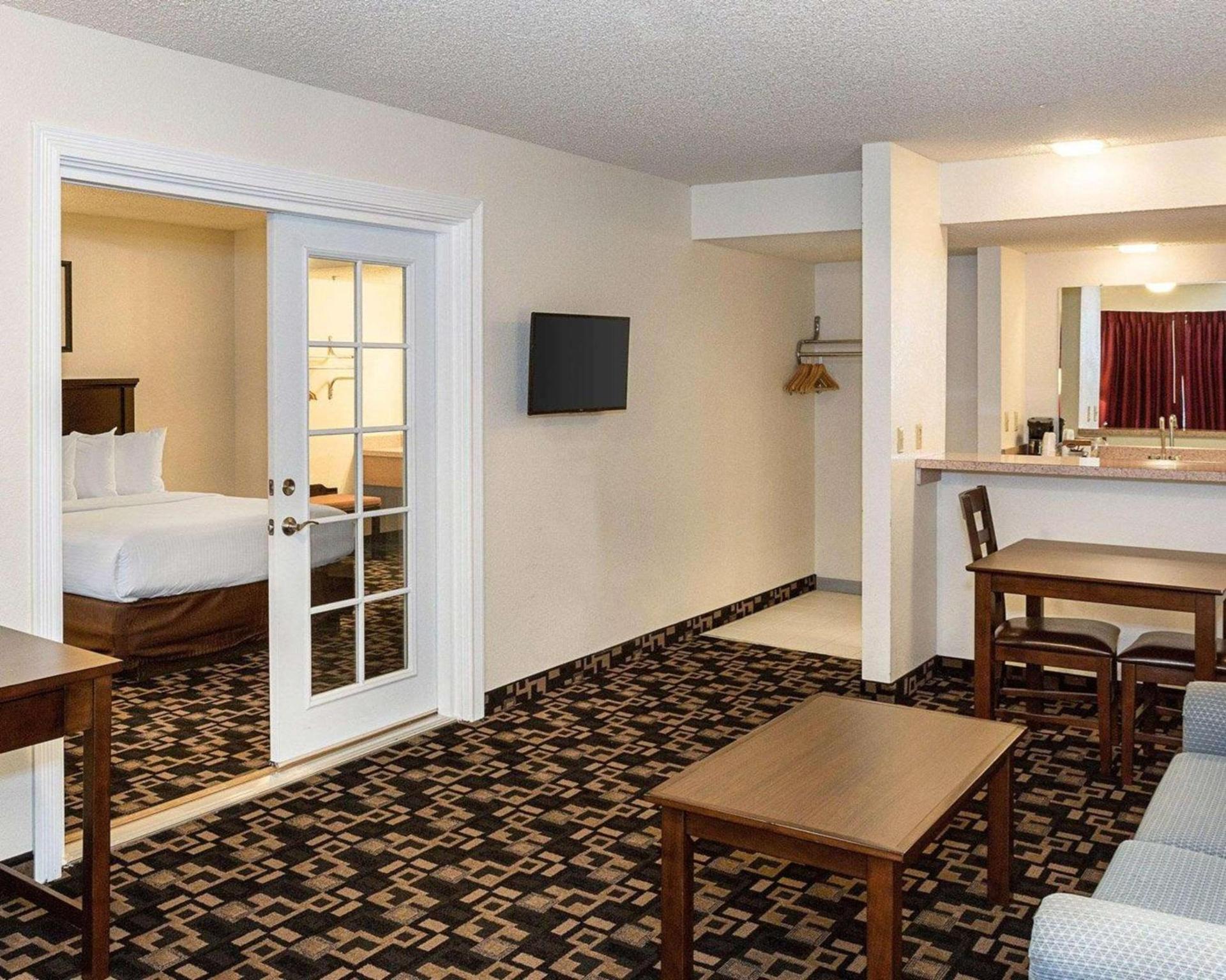 MorningGlory Inn & Suites photo 28