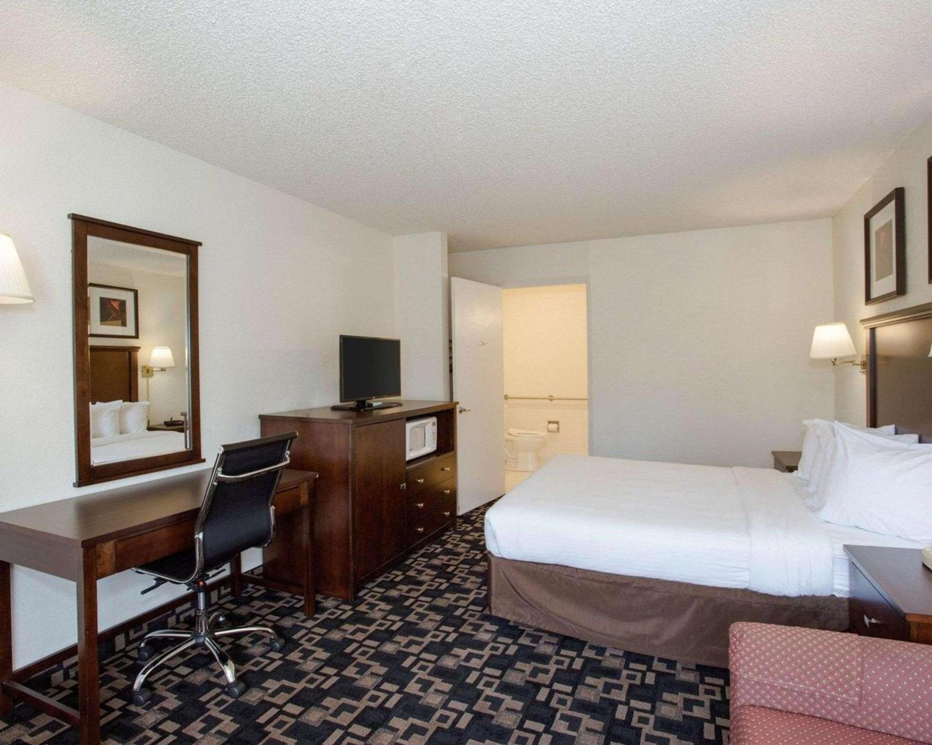 MorningGlory Inn & Suites photo 30