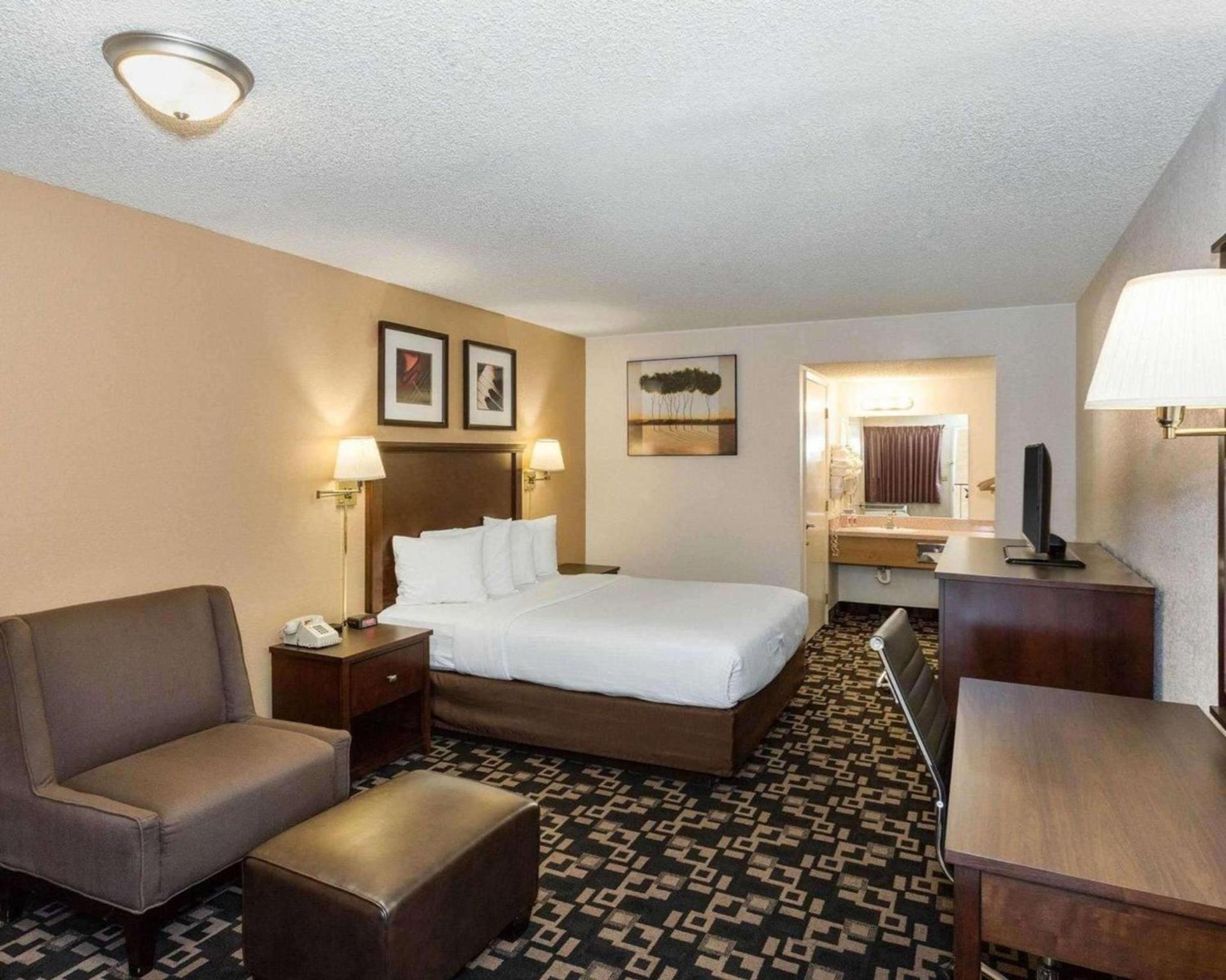 MorningGlory Inn & Suites photo 29