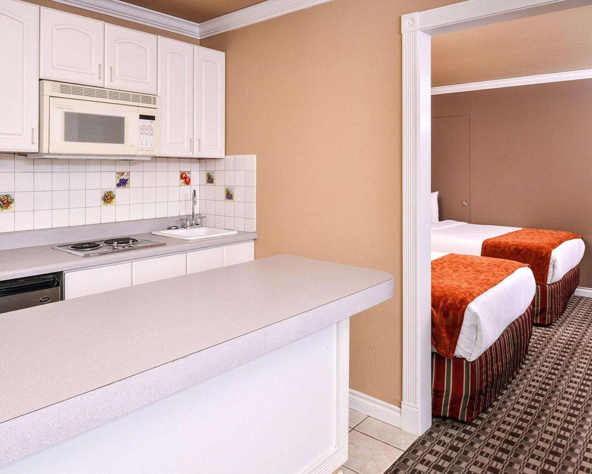 Clarion Pointe Kent - Seattle South photo 11