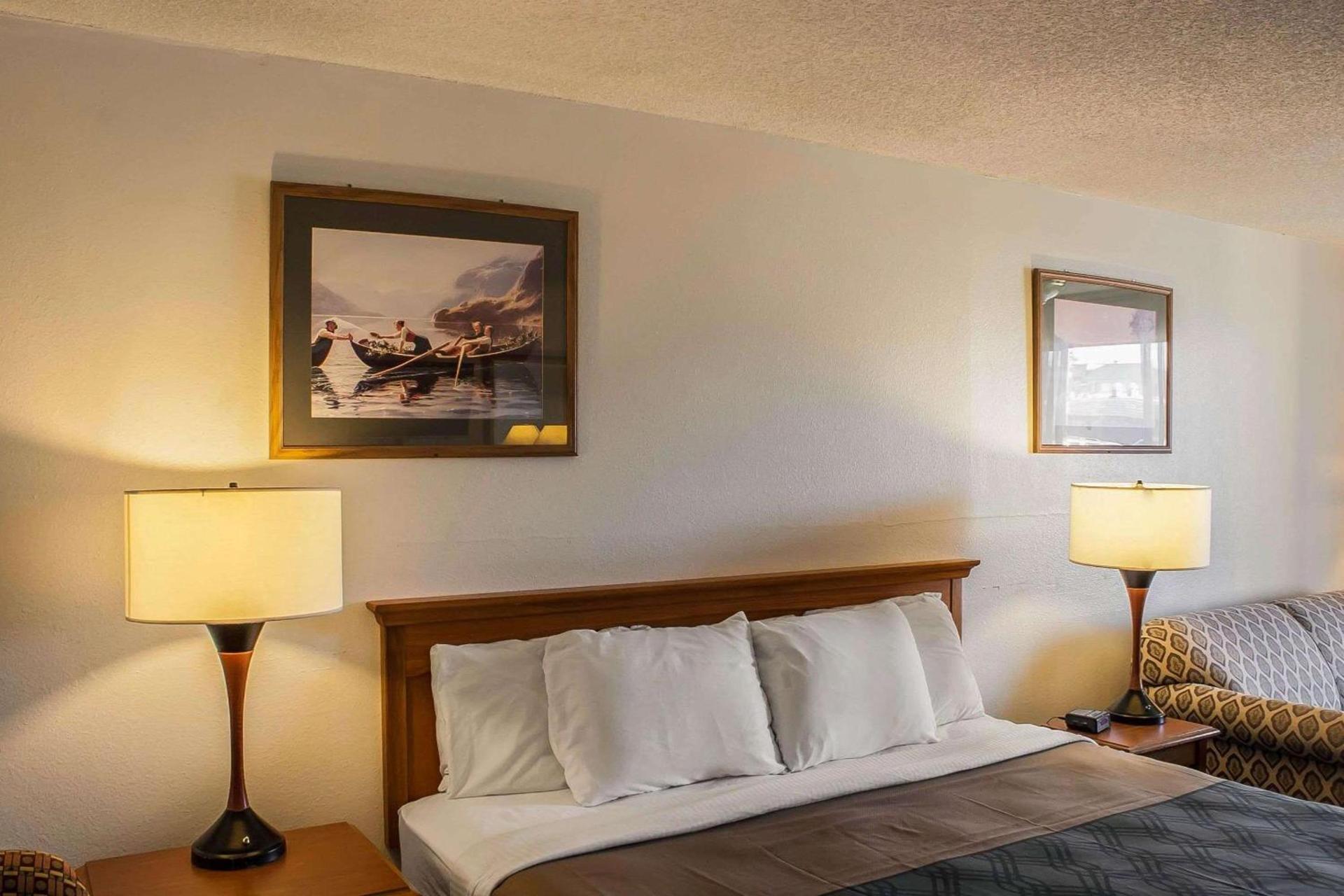 Econo Lodge Inn & Suites photo 36
