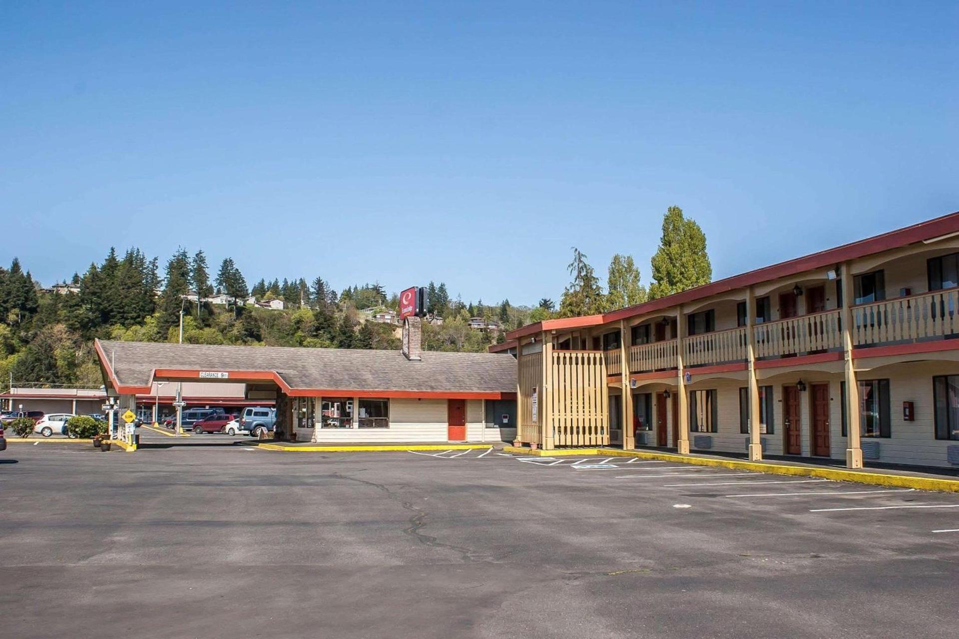 Econo Lodge Inn & Suites photo 35