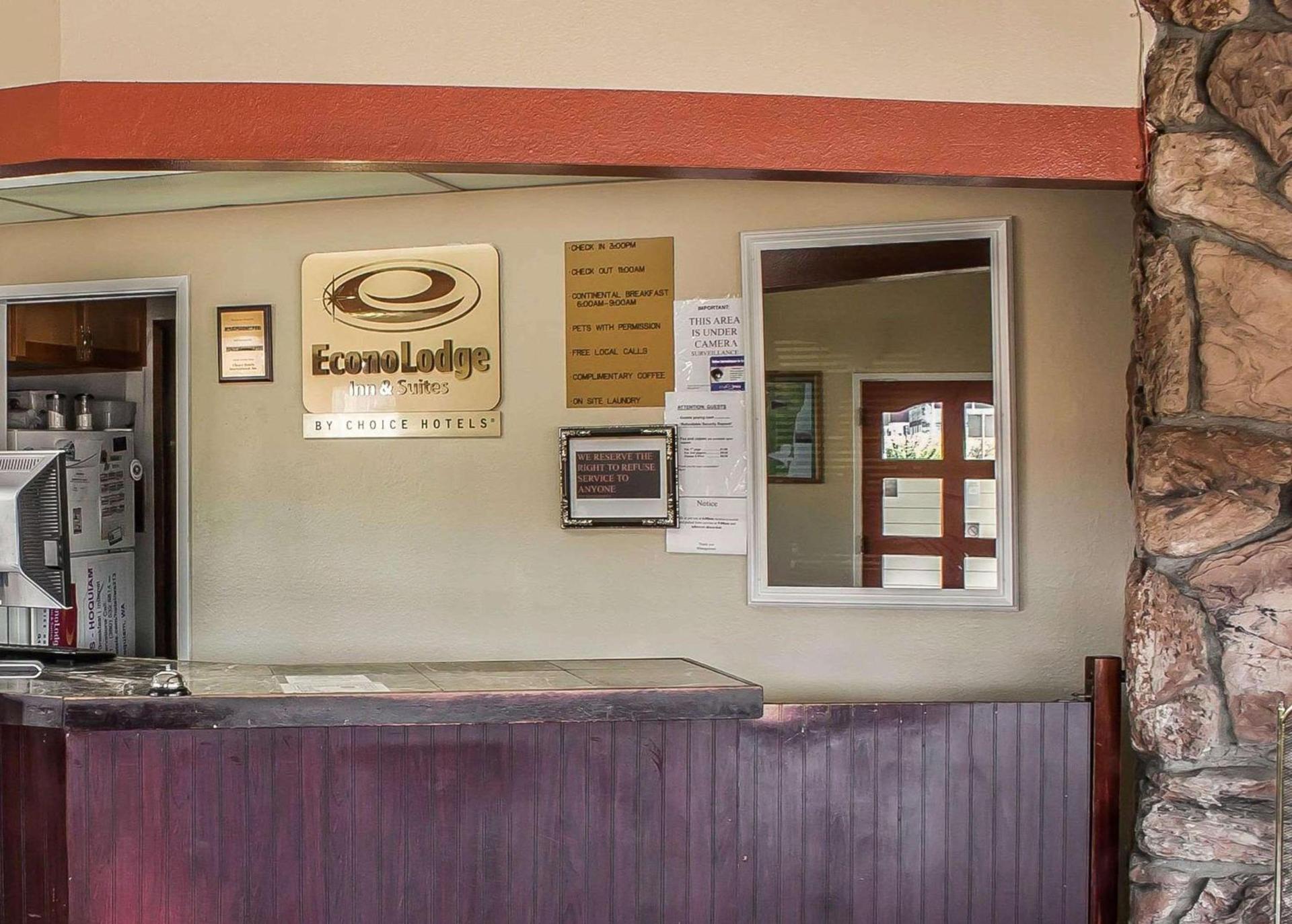 Econo Lodge Inn & Suites photo 34