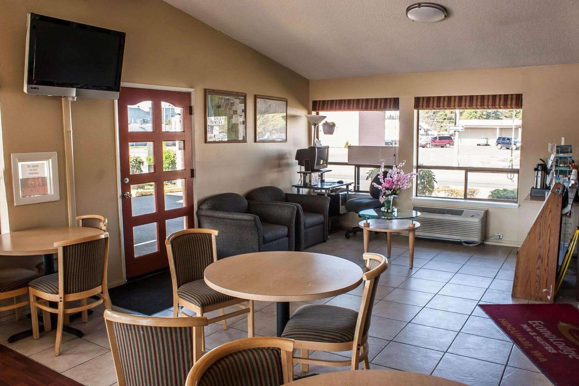Econo Lodge Inn & Suites photo 32