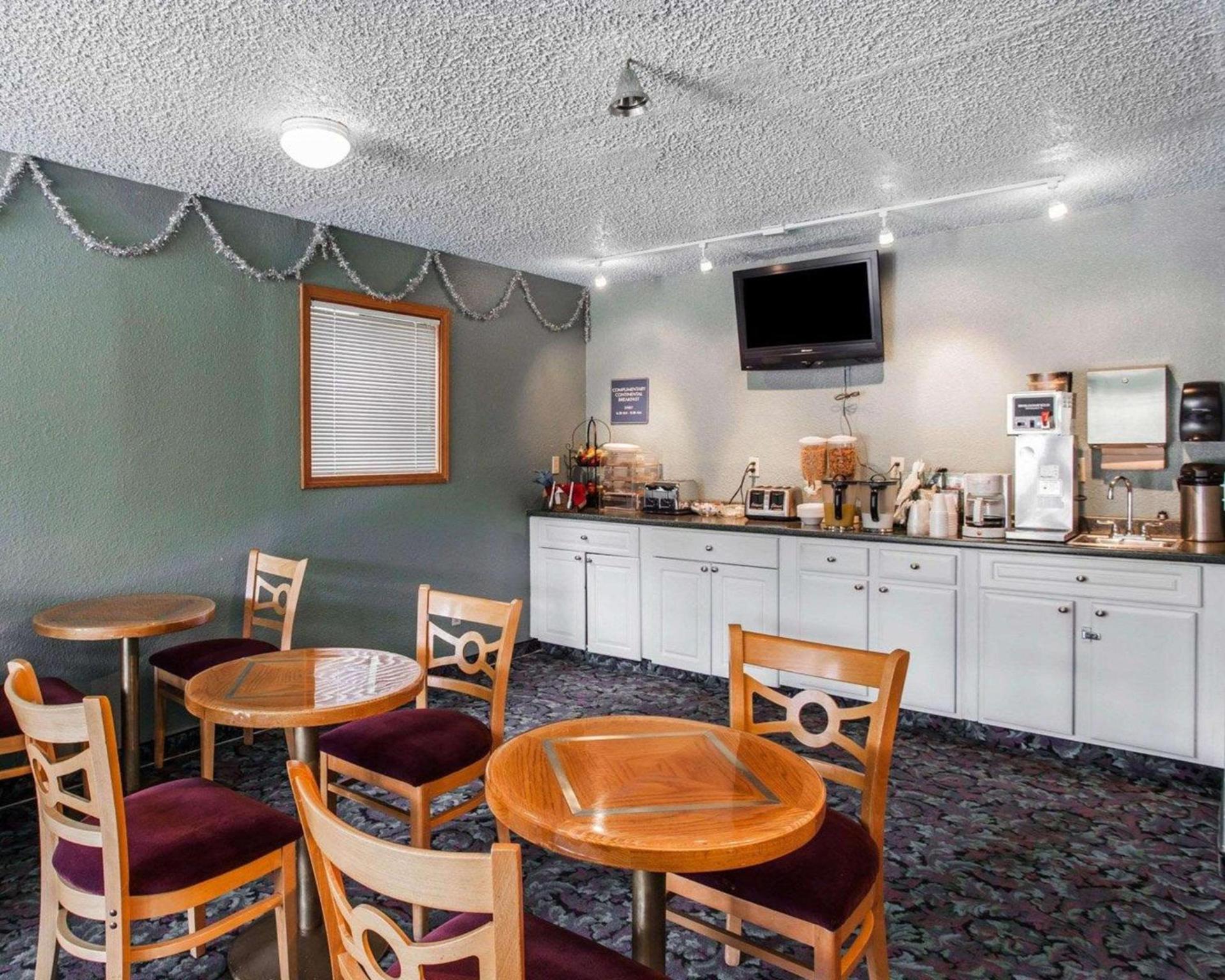 Rodeway Inn photo 18