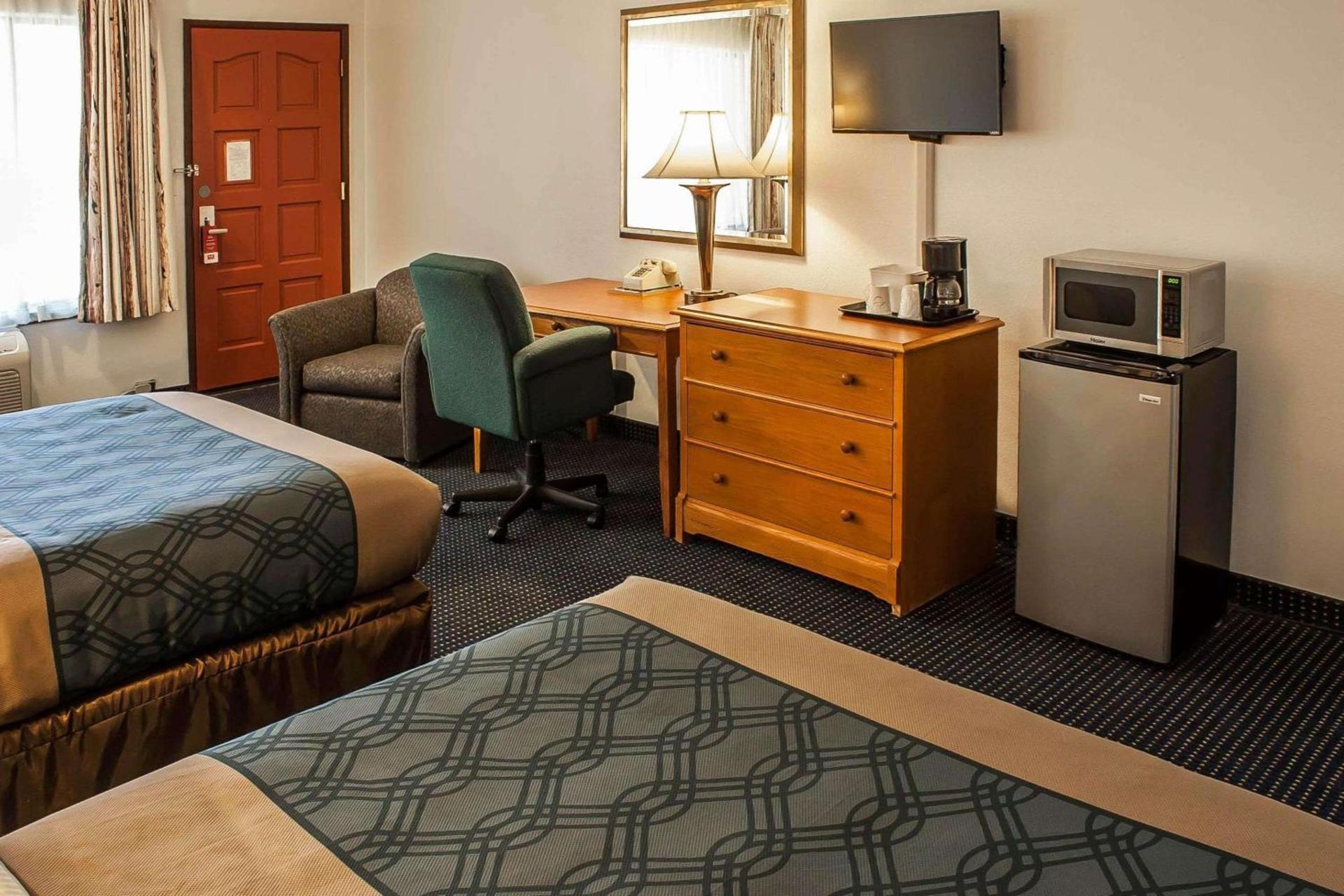Econo Lodge Inn & Suites photo 31