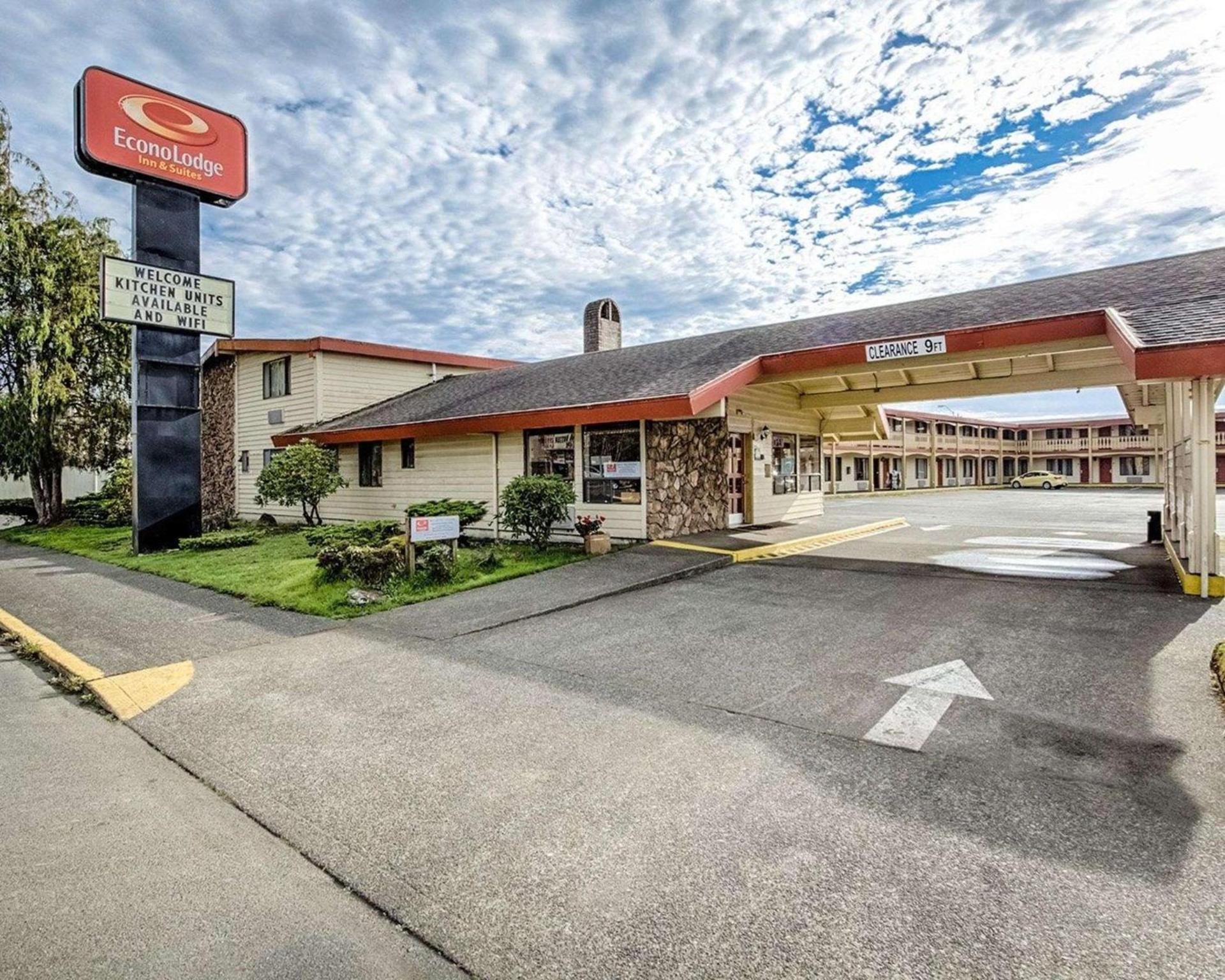 Econo Lodge Inn & Suites photo 1