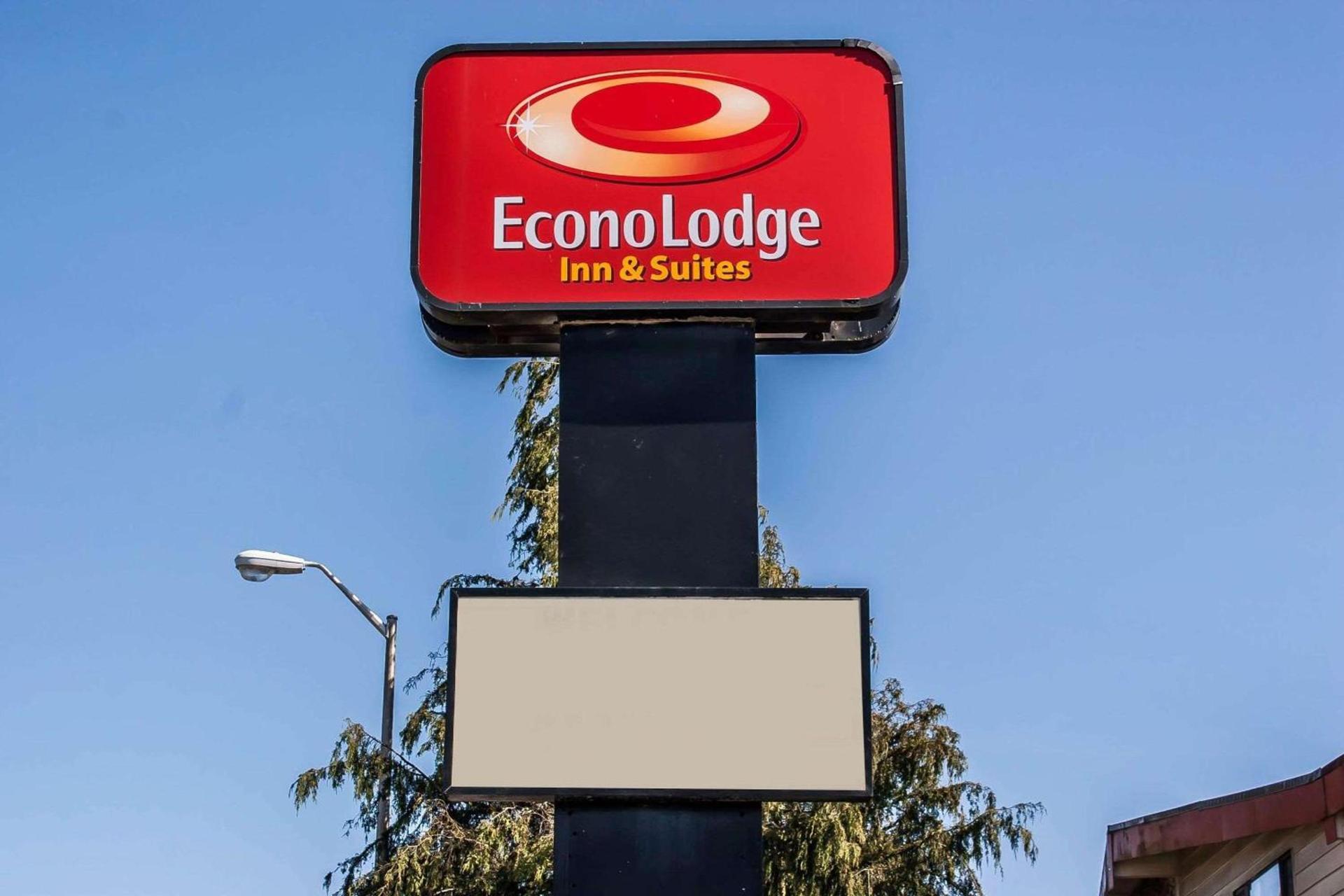 Econo Lodge Inn & Suites photo 30
