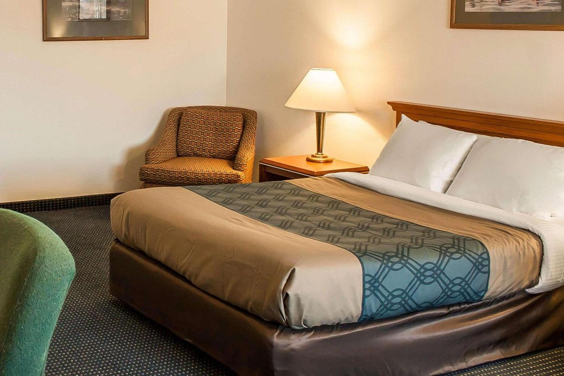 Econo Lodge Inn & Suites photo 28