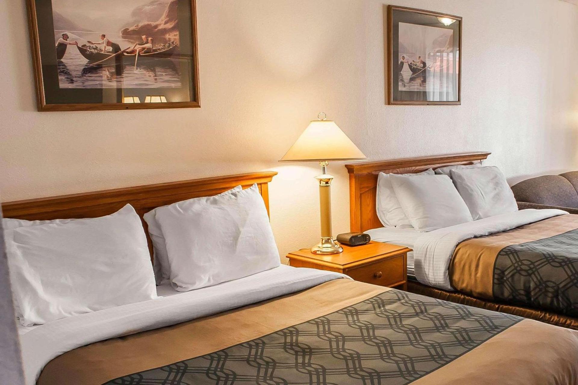 Econo Lodge Inn & Suites photo 27