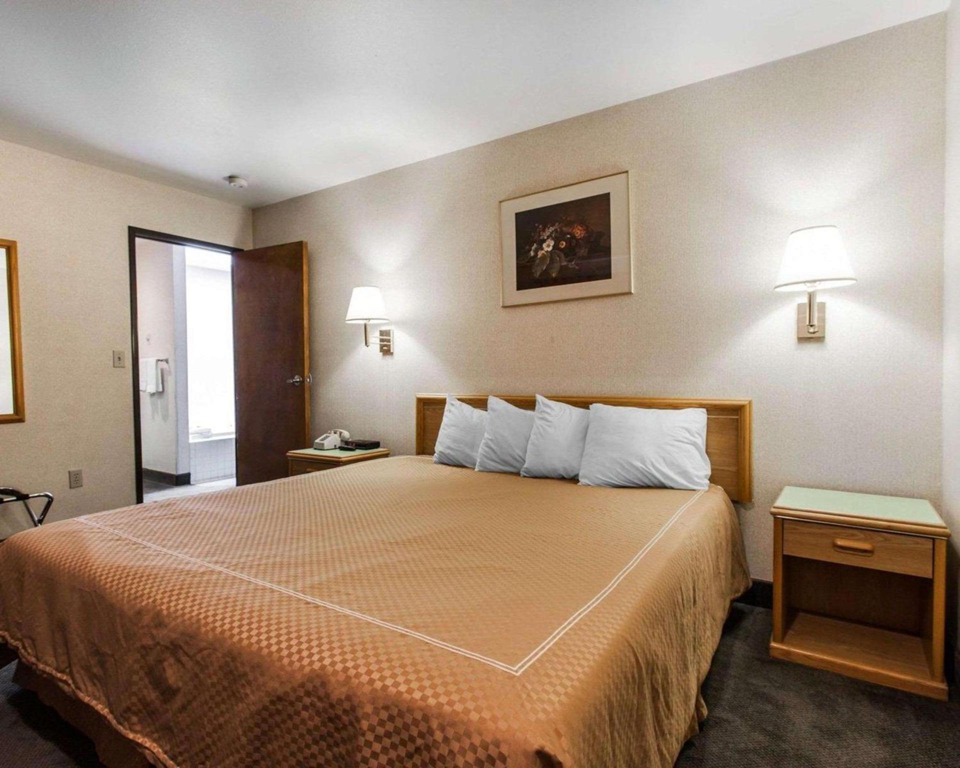 Rodeway Inn photo 21