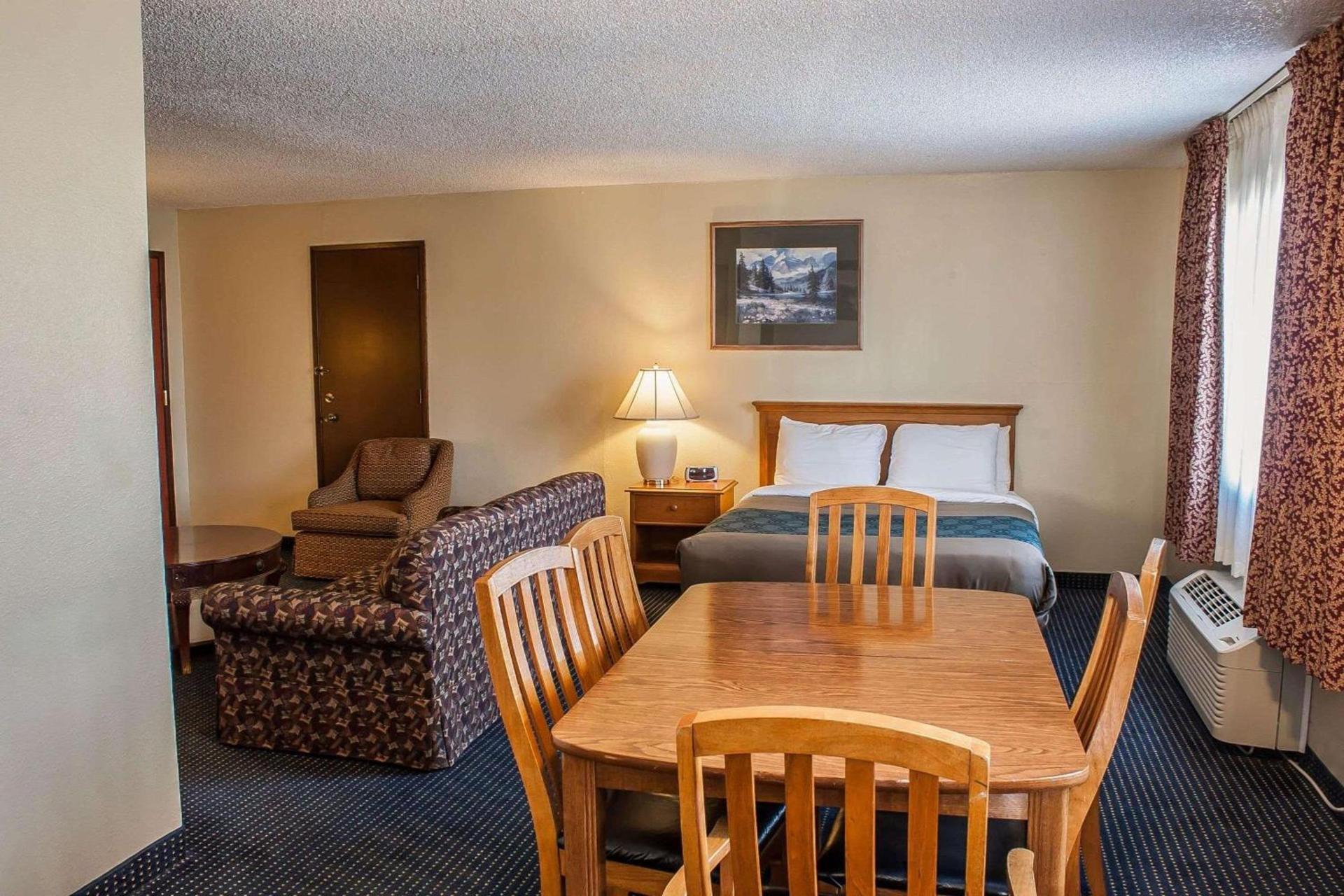 Econo Lodge Inn & Suites photo 26