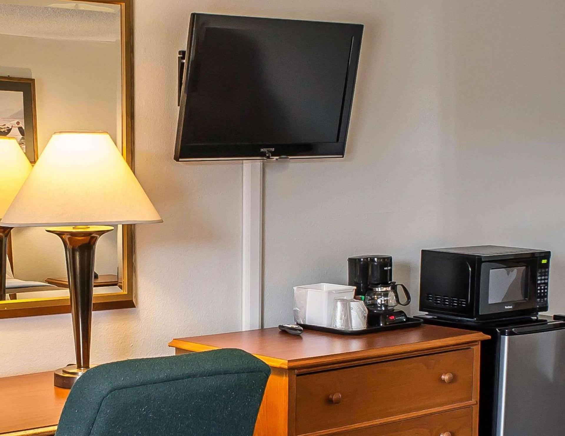 Econo Lodge Inn & Suites photo 24