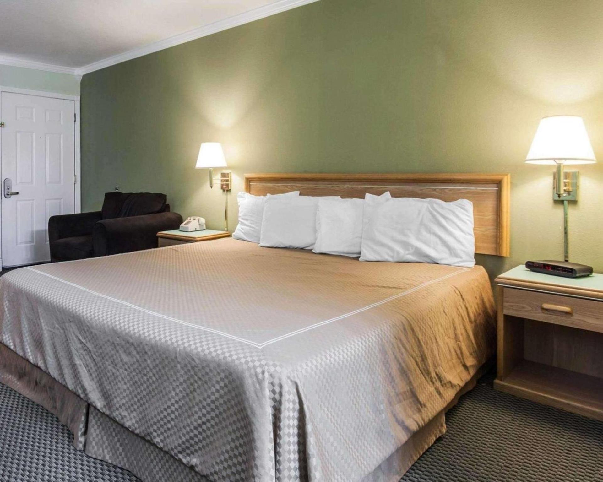 Rodeway Inn photo 24