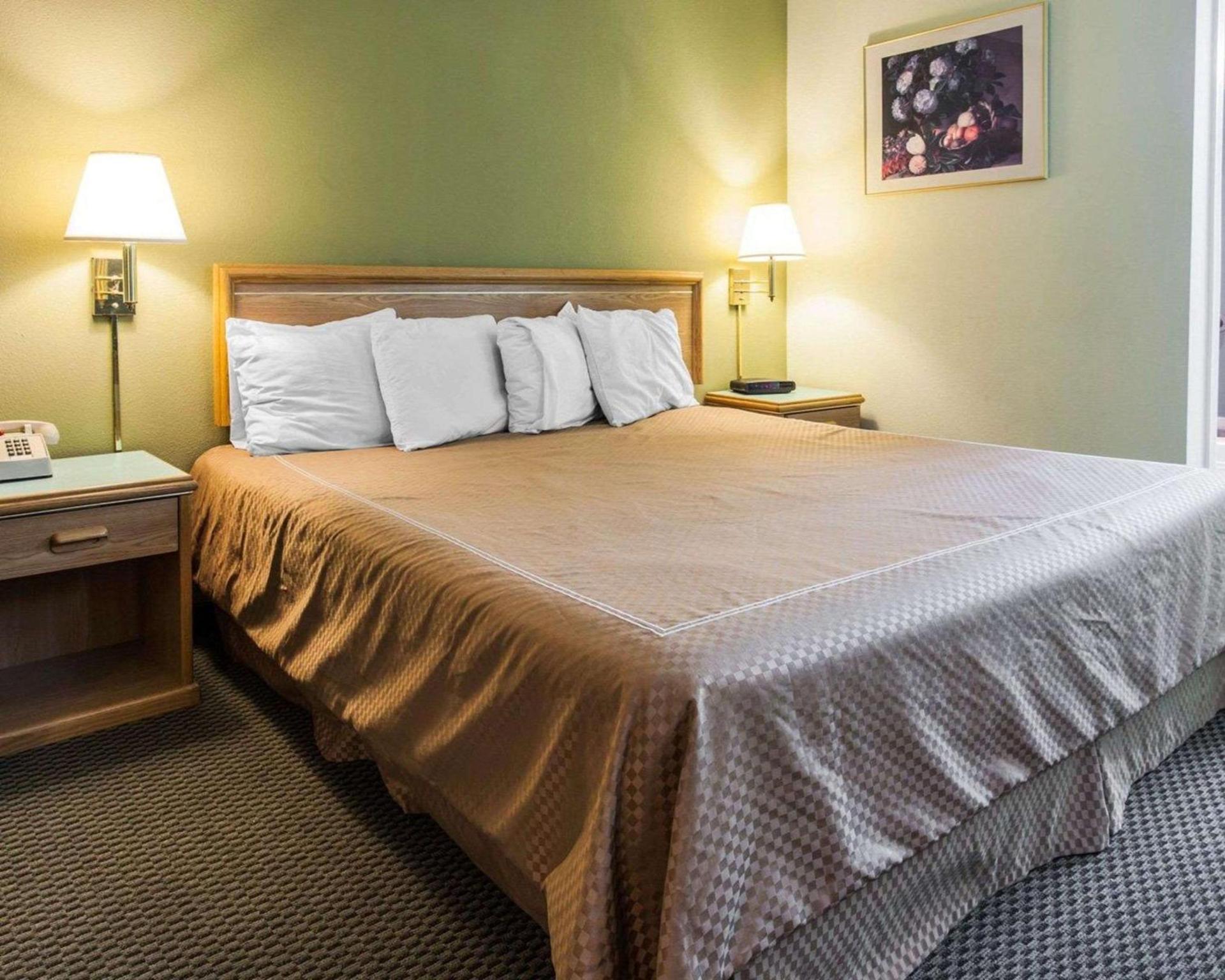 Rodeway Inn photo 26