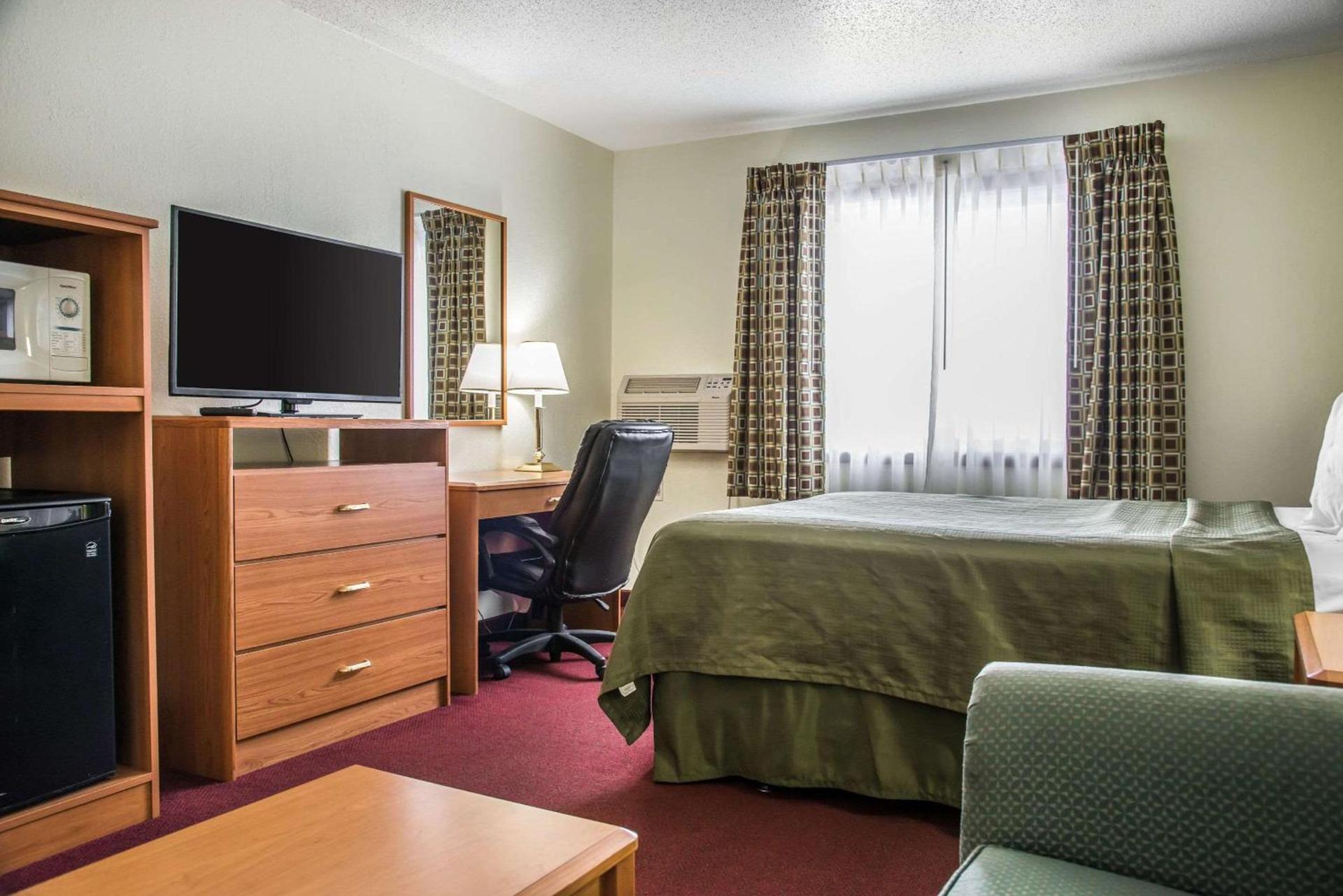 Hudson Inn & Suites photo 11