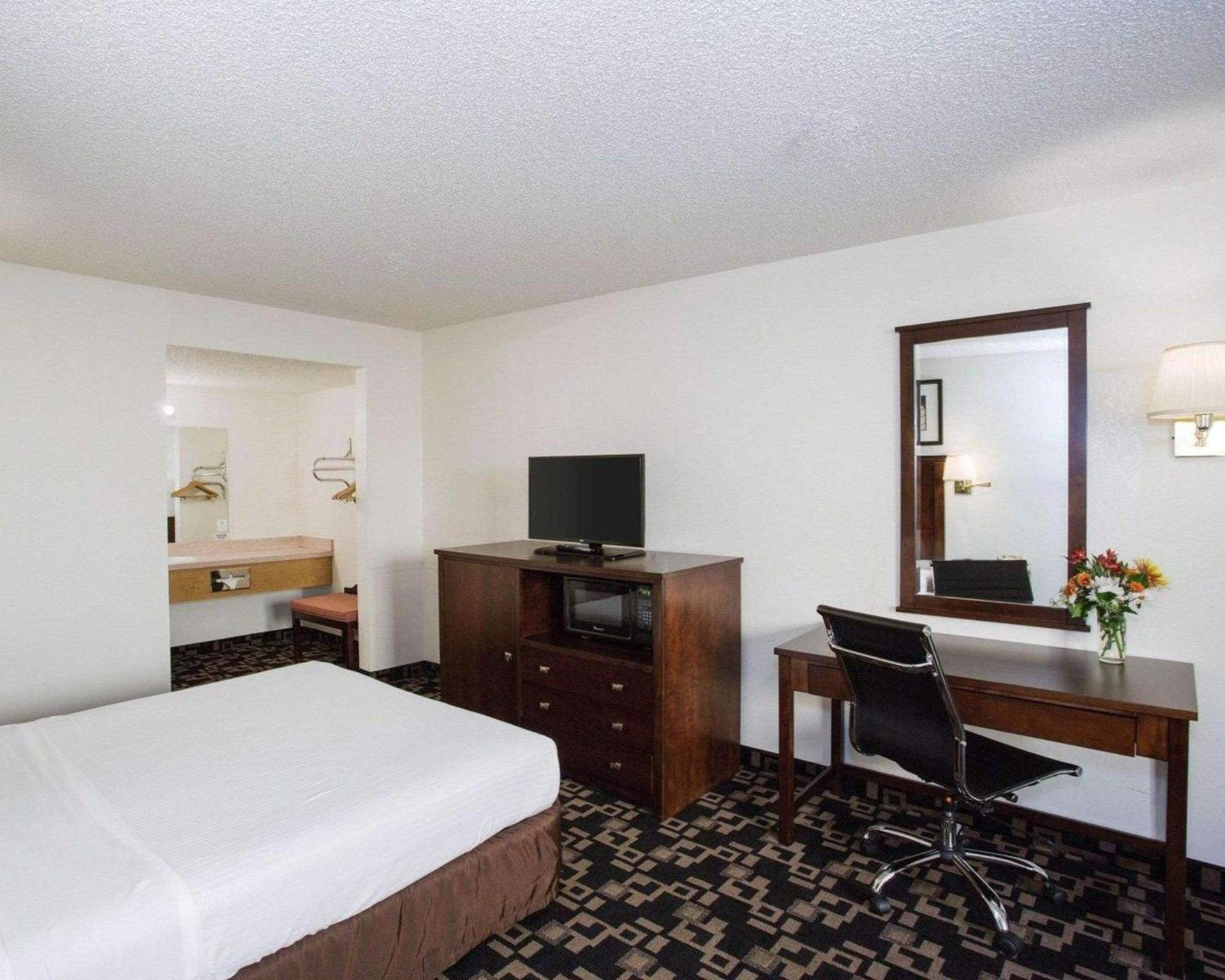MorningGlory Inn & Suites photo 8