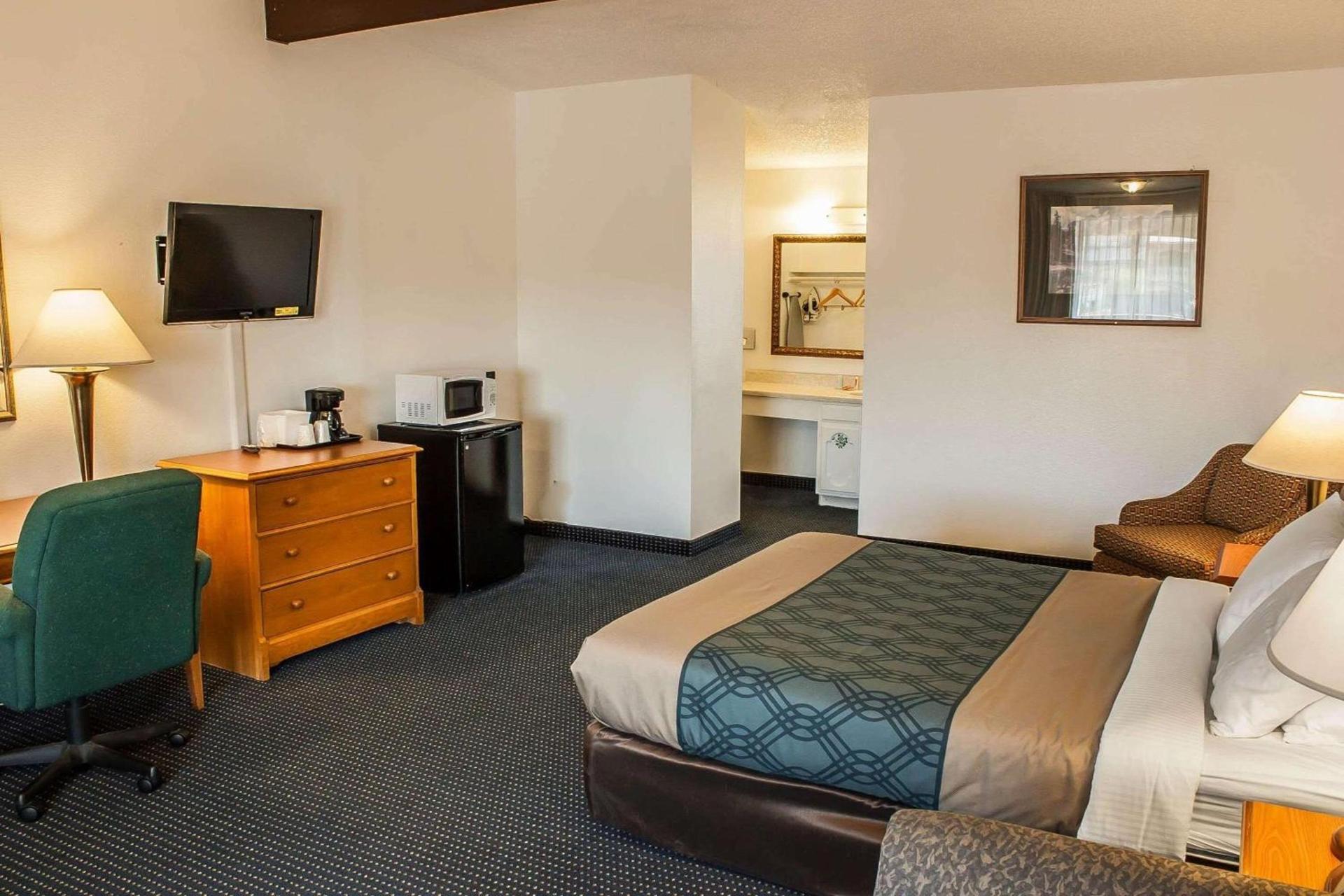 Econo Lodge Inn & Suites photo 23