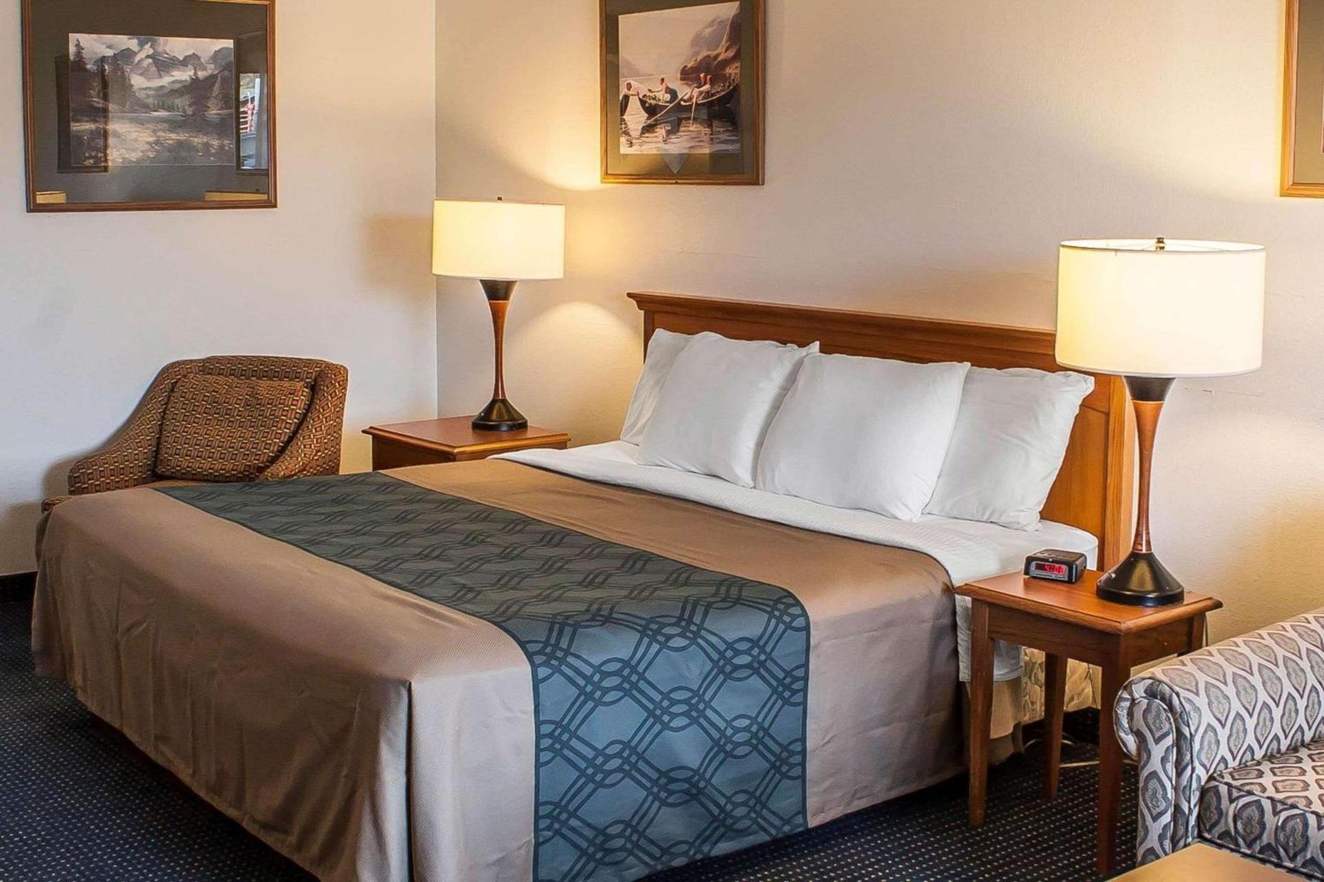Econo Lodge Inn & Suites photo 22