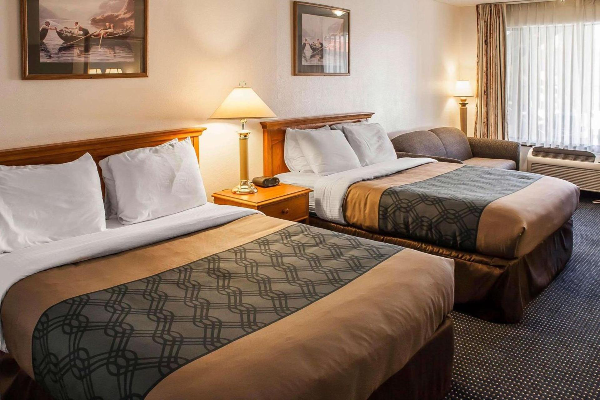 Econo Lodge Inn & Suites photo 20