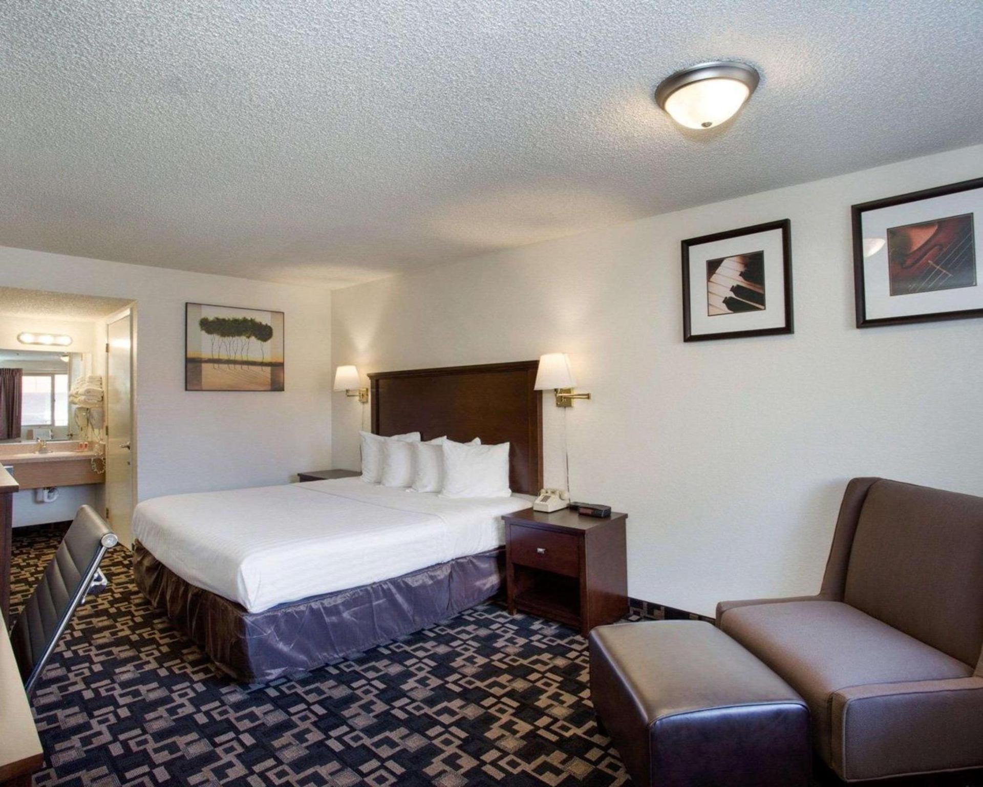 MorningGlory Inn & Suites photo 19