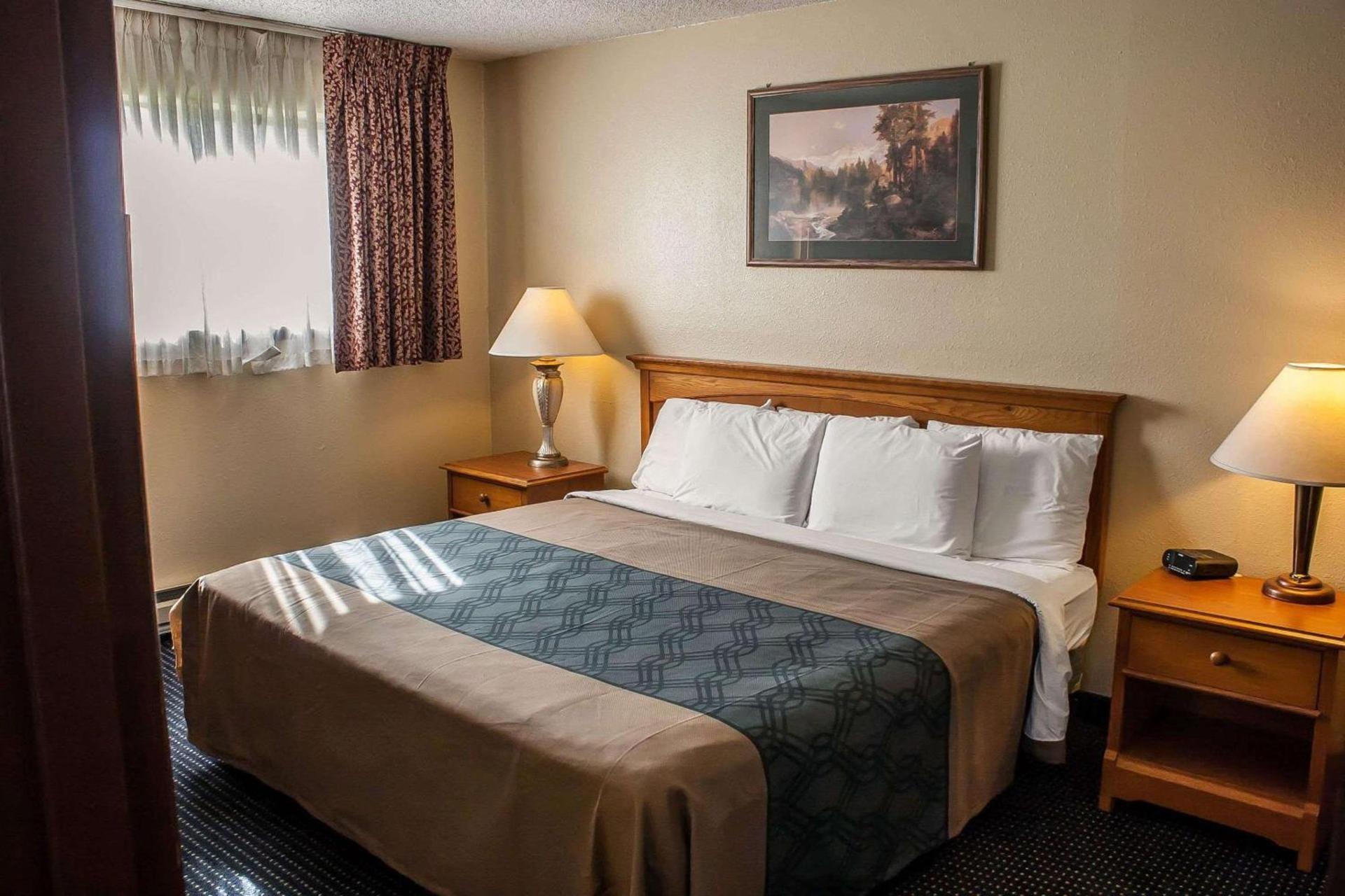Econo Lodge Inn & Suites photo 19