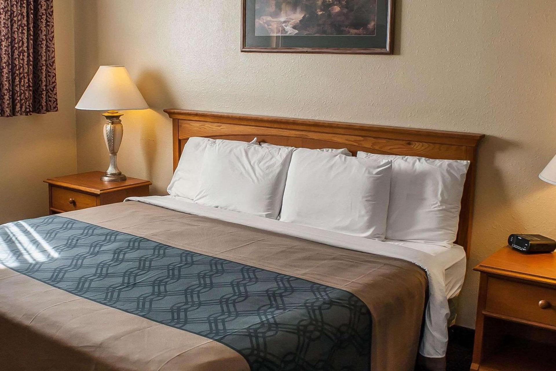 Econo Lodge Inn & Suites photo 18