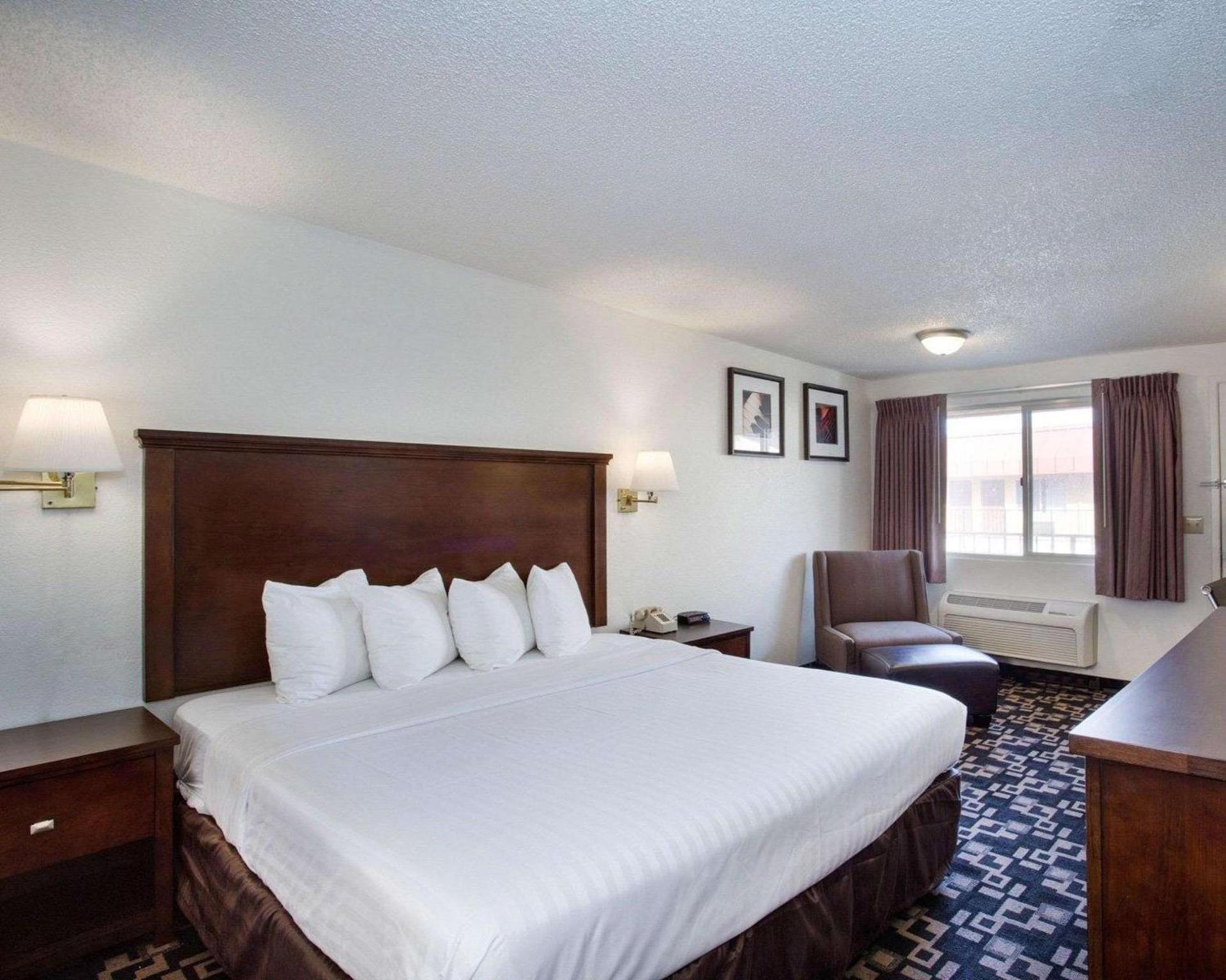 MorningGlory Inn & Suites photo 25