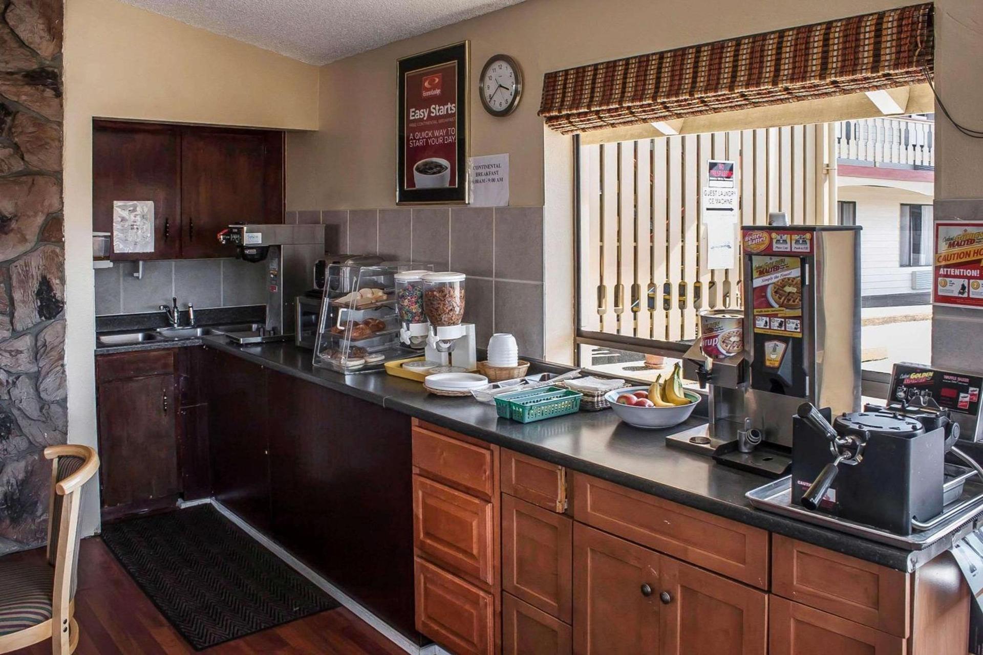 Econo Lodge Inn & Suites photo 17
