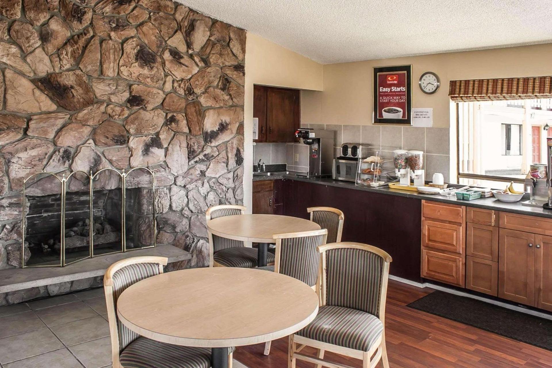 Econo Lodge Inn & Suites photo 16