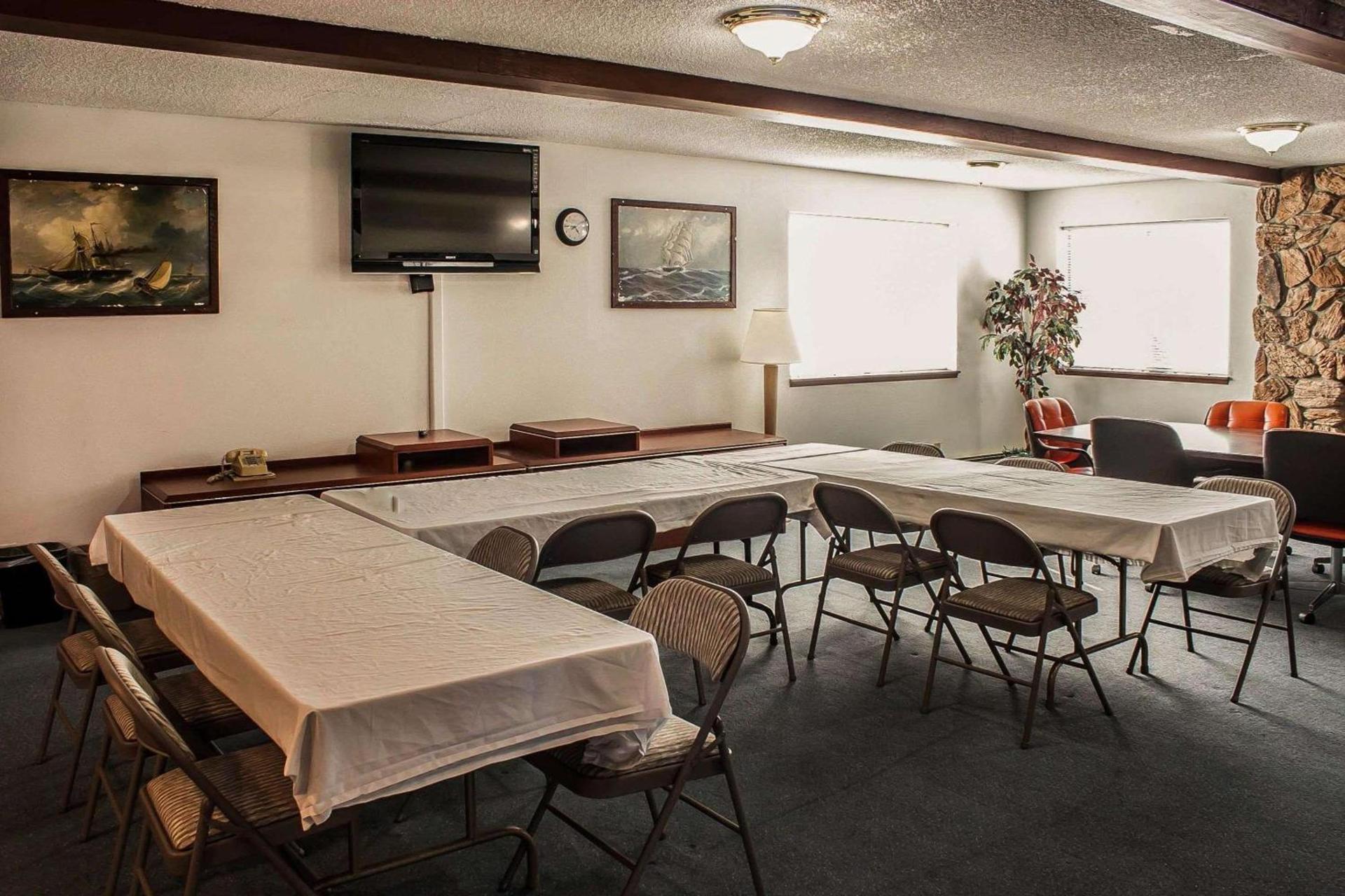 Econo Lodge Inn & Suites photo 13