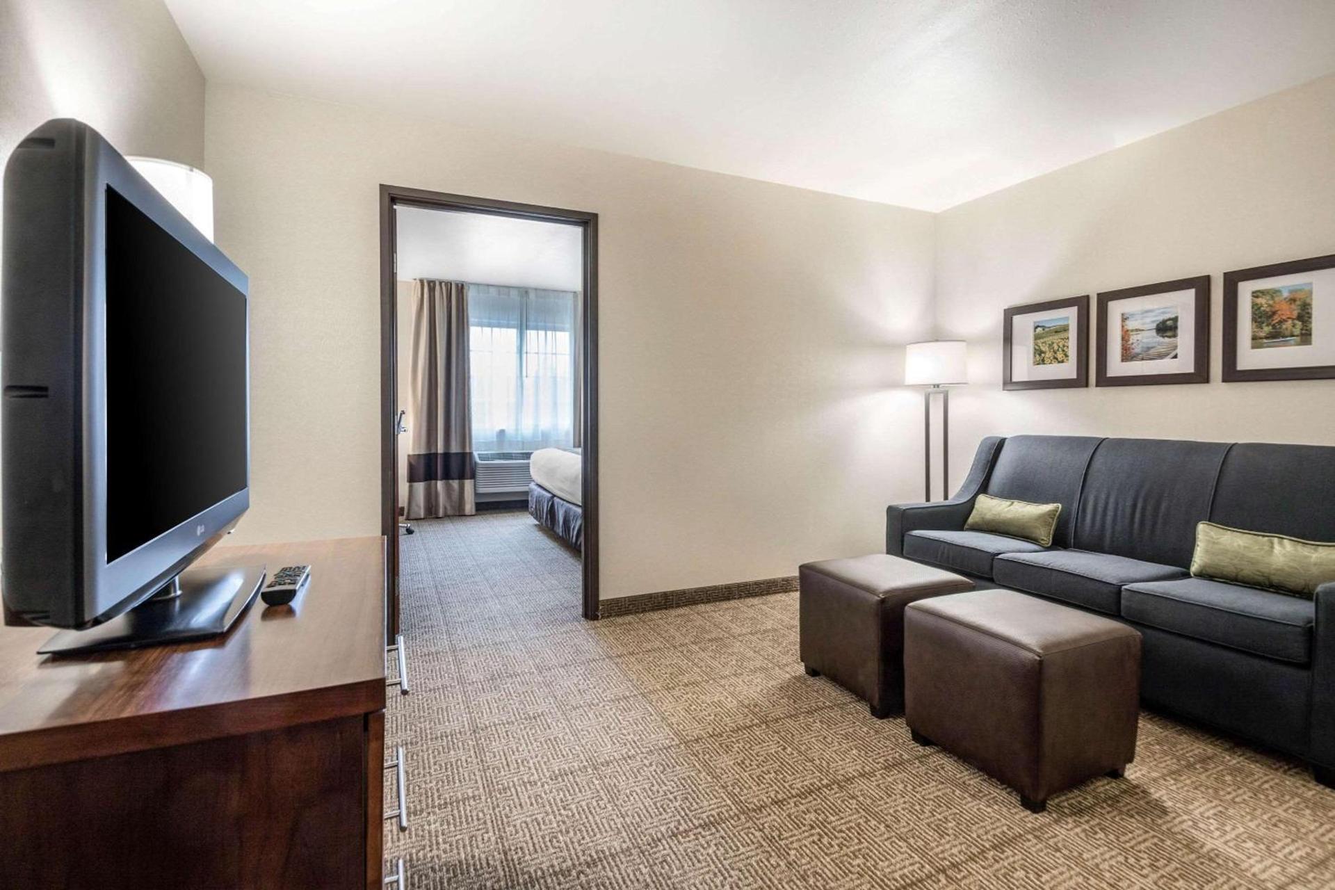Comfort Suites at Par 4 Resort photo 31