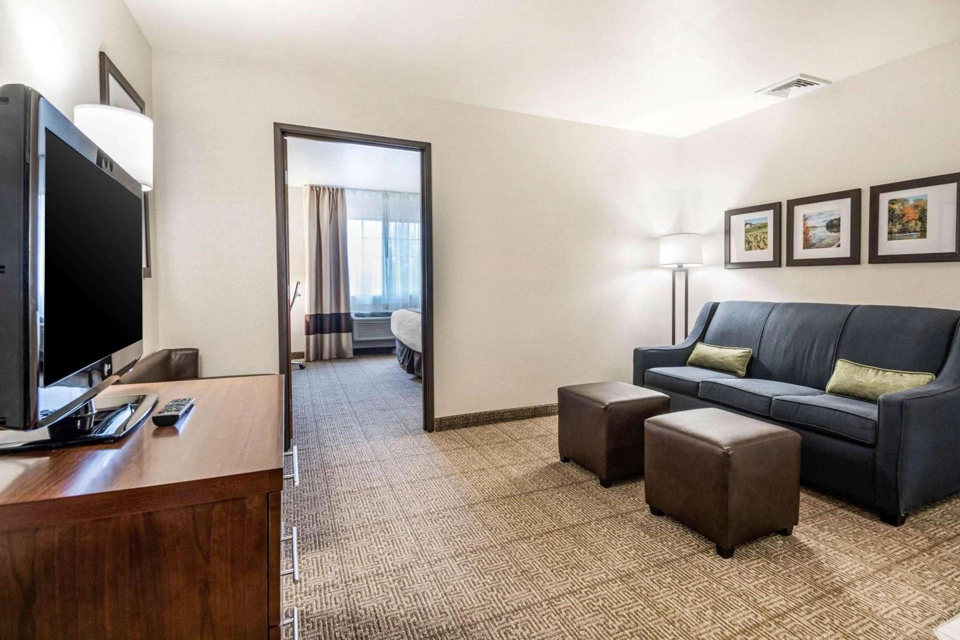 Comfort Suites at Par 4 Resort photo 34